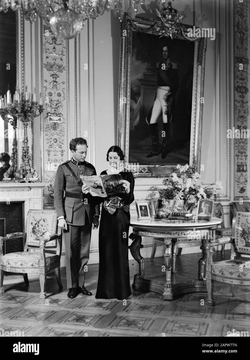 Famille Royale Belgique Roi Léopold III et Reine Astrid Rejetez un oeil dans un magazine suédois; en arrière-plan un portrait peint du roi Léopold I Date: 1934 lieu: Belgique, Laeken mots clés: Rois, reines, palais, peintures, magazines Nom personnel: Astrid (reine Belgique), Léopold I (roi Belgique), Léopold III (roi Belgique) Banque D'Images