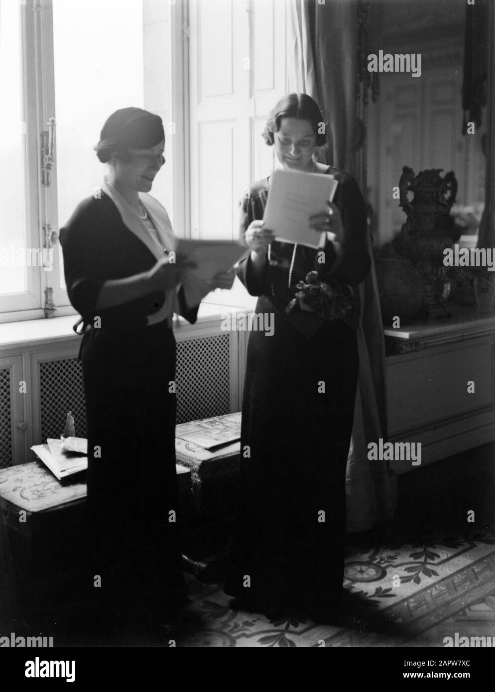 Famille royale Belgique Reine Astrid dans le palais de Laeken avec son assistant Date: 1934 lieu: Belgique, Bruxelles mots clés: Intérieurs, reines, palais Nom personnel: Astrid (Reine Belgique) Banque D'Images