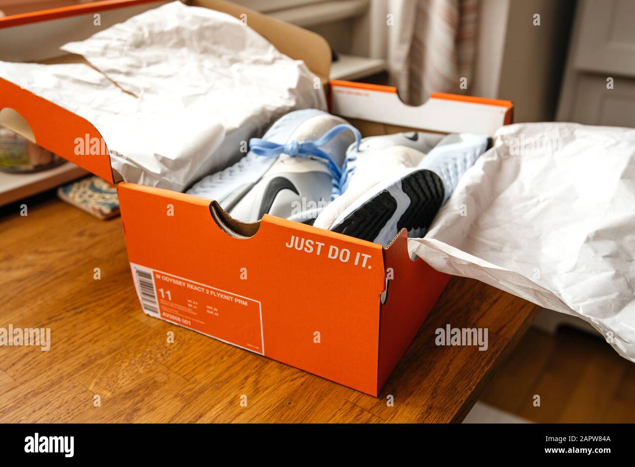 Paris, France - 23 septembre 2019 : déballage de la boxe sur une table en  bois de nouvelles chaussures Nike pour Femme de course à pied  professionnelles Nike Odyssey Reakt 2 Flyknit PRM Photo Stock - Alamy