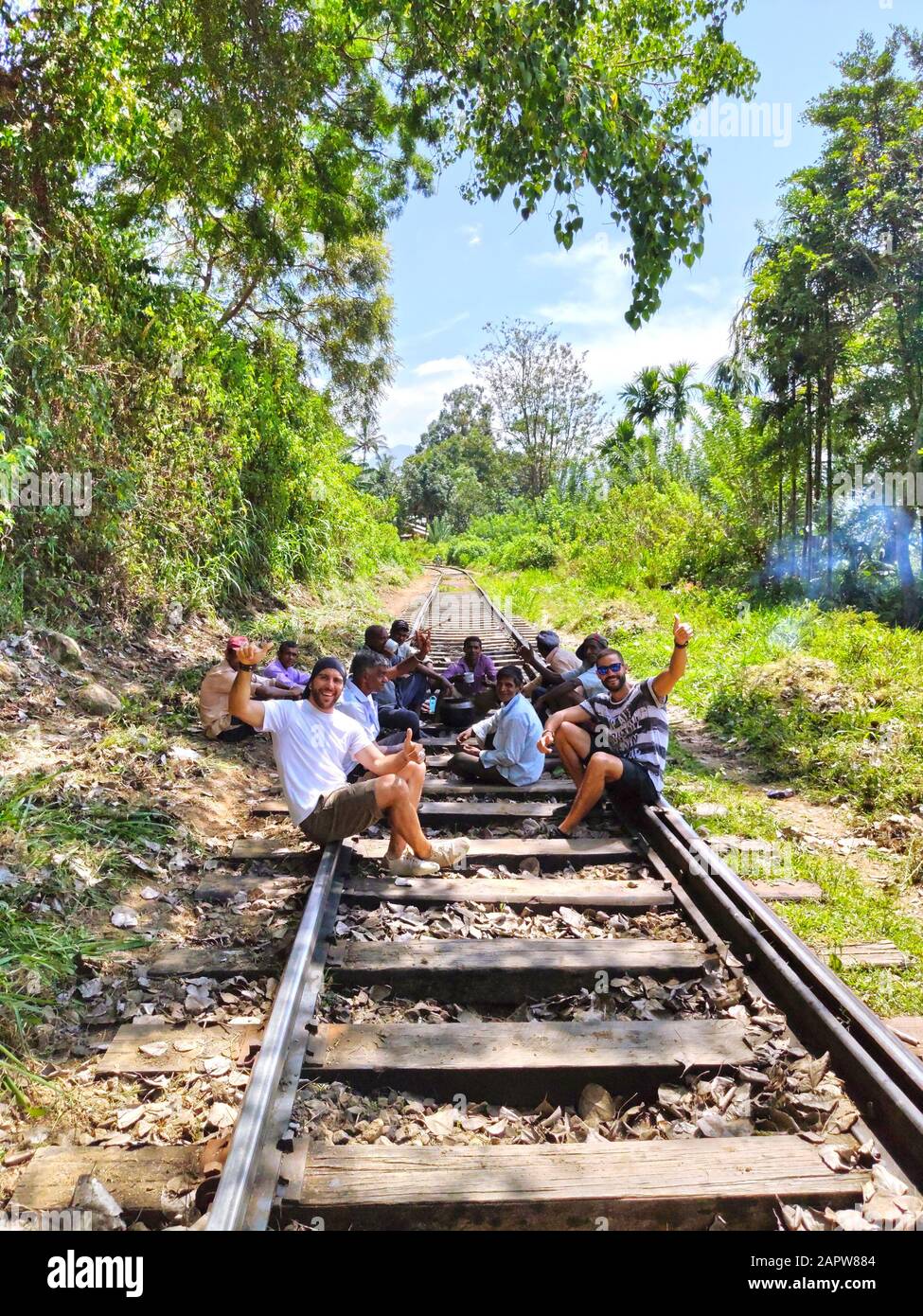 Ella Rock, Sri Lanka, 20 février 2019: Voyageurs et une section locale se rencontrent et ont une pause thé sur les rails allant à Ella Rock au Sri Lan Banque D'Images