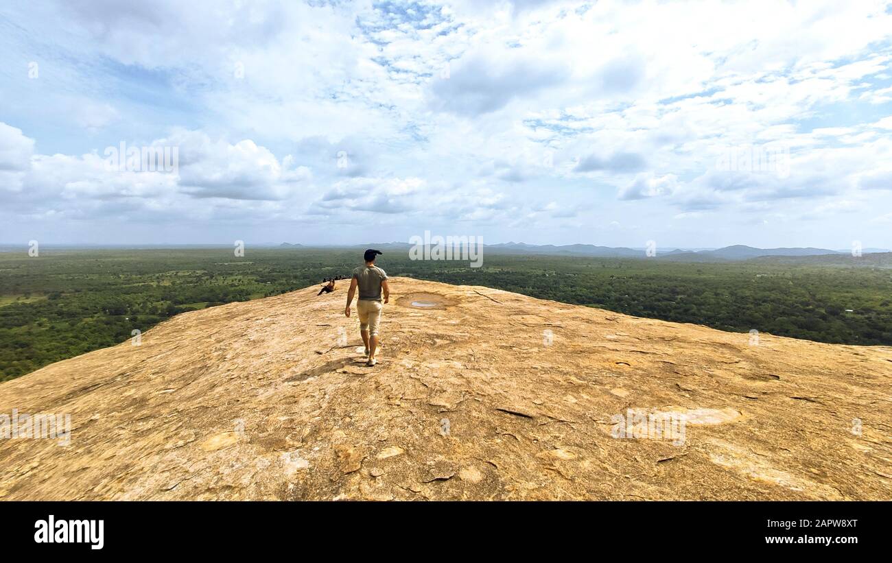 Les voyageurs marchant à travers sigiriya et enyant la vue panoramique sur le rocher de pidurala au Sri Lanka Banque D'Images