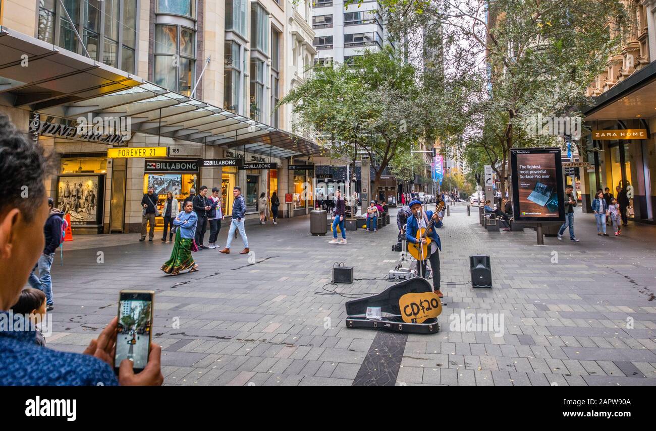 Street bustier dans Pitt Street Mall, Sydney CBD, Nouvelle-Galles du Sud, Australie Banque D'Images