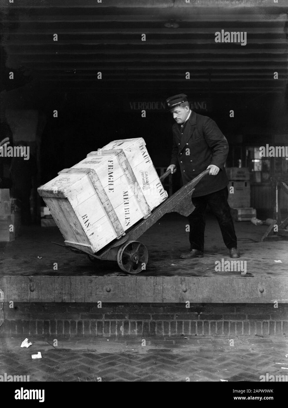 Reportage Nederlandse Spoorwegen porter avec le cercueil dans le hangar de marchandises de la gare centrale d'Amsterdam Date: 1933 mots clés: Hommes, plates-formes, chemins de fer Banque D'Images