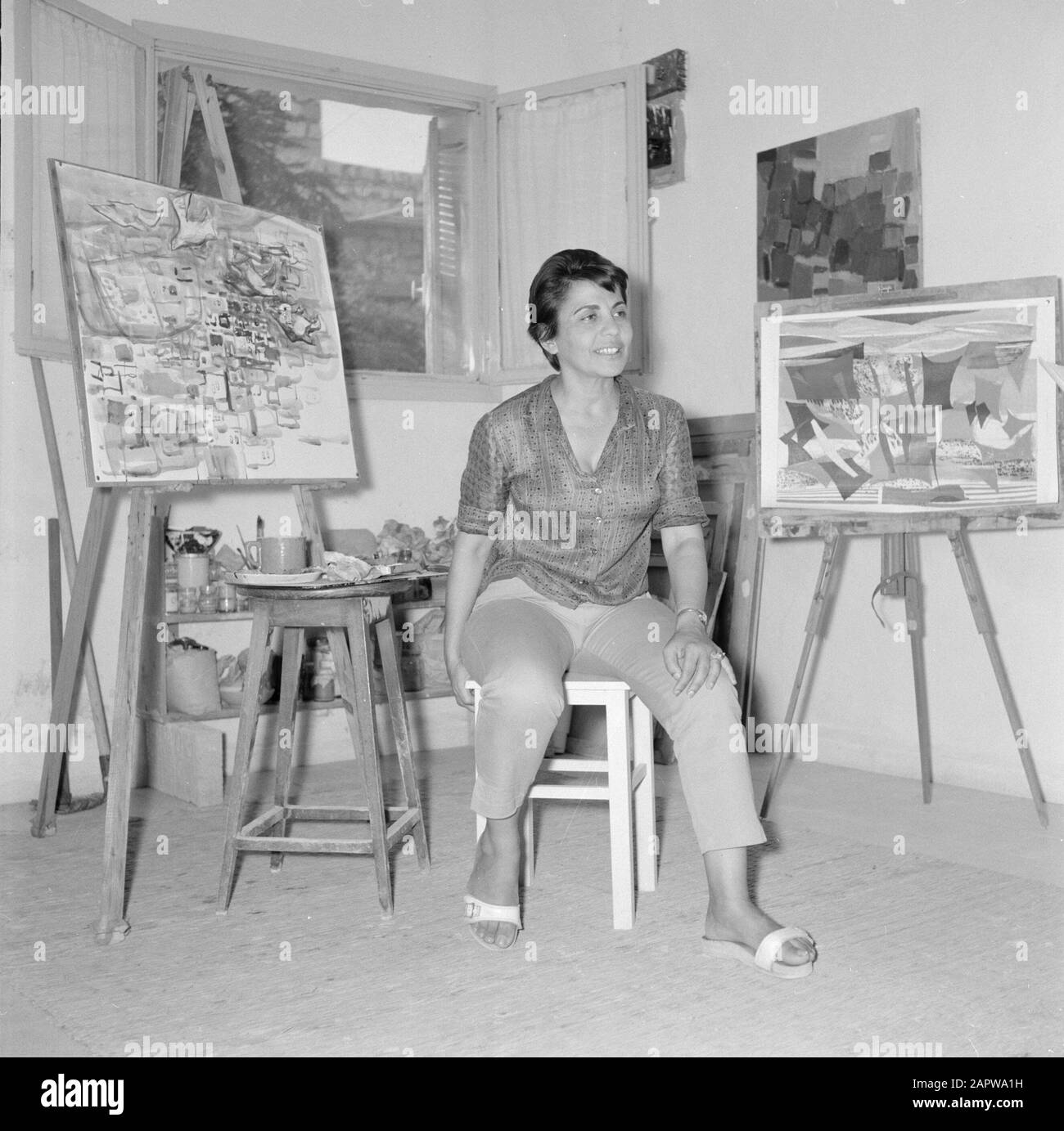 Israël 1964-1965. Ein Hod Artiste Colony Ein Hod. Artiste dans son studio entre deux de ses peintures Annotation: Ein Hod est une colonie d'artistes au sud du Mont Carmel. Fondée par l'artiste Dada Marcel Janco. Date: 1964 lieu: Ein Hod, Israël mots clés: Colonies d'artistes, peintures, peinture, chevalets Banque D'Images