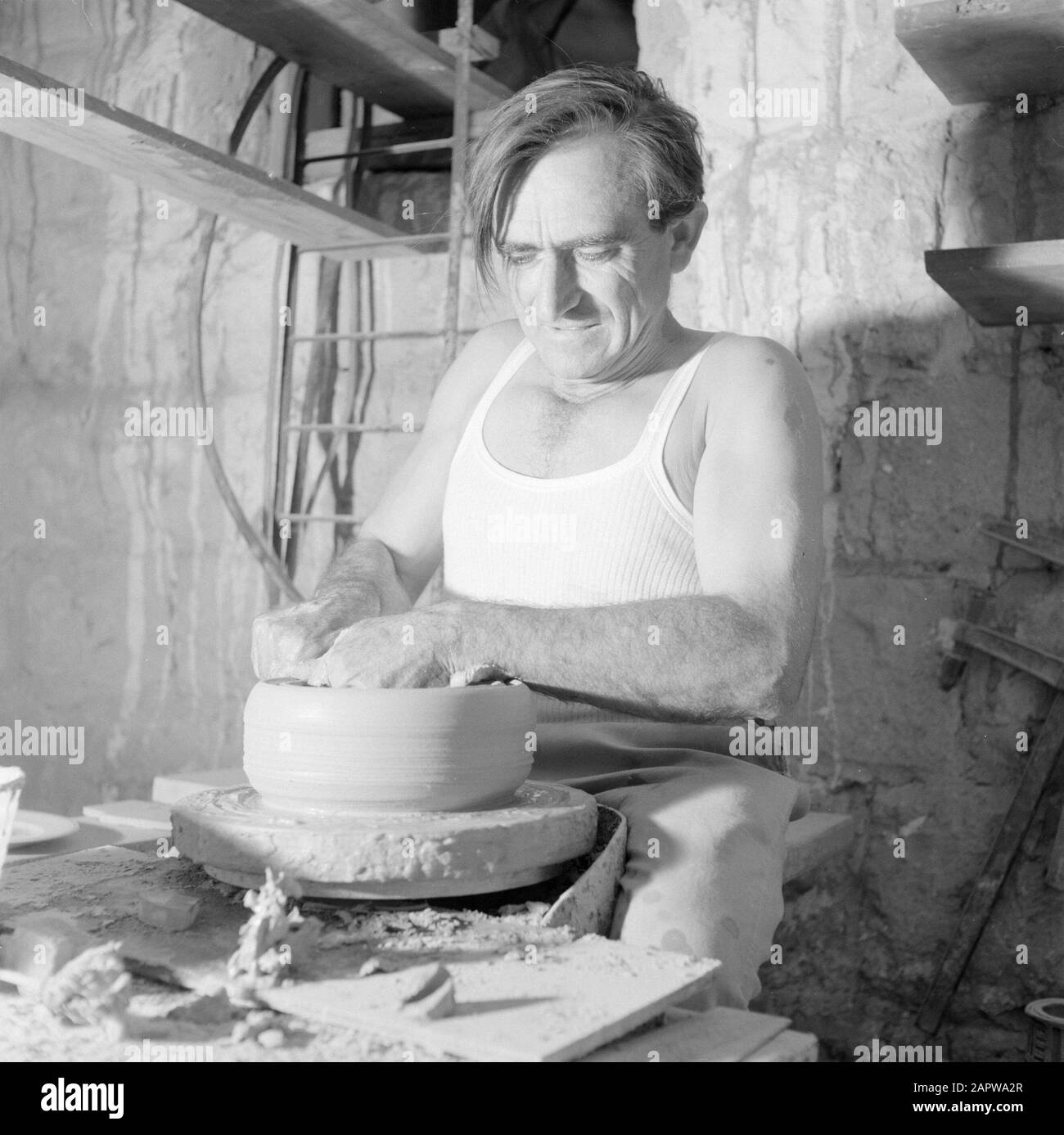 Israël 1964-1965. Ein Hod Artiste Colony Ein Hod. Potter transforme un morceau de poterie Annotation: Ein Hod est une colonie d'artistes au sud du Mont Carmel. Fondée par l'artiste Dada Marcel Janco. Date: 1964 lieu: Ein Hod, Israël mots clés: Faïence, céramique, colonies d'artistes, poterie Banque D'Images