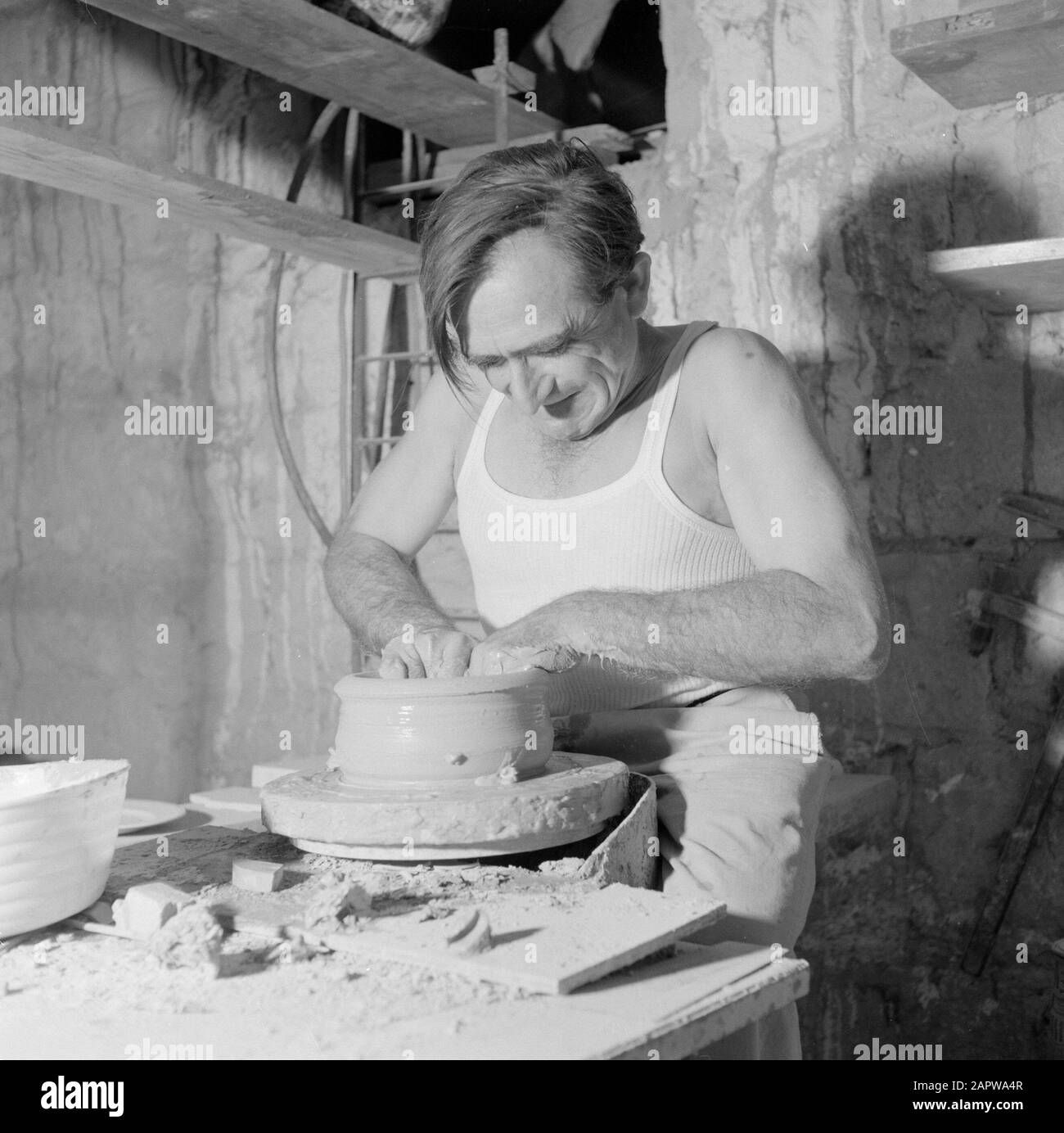 Israël 1964-1965. Ein Hod Artiste Colony Ein Hod. Potter transforme un morceau de poterie Annotation: Ein Hod est une colonie d'artistes au sud du Mont Carmel. Fondée par l'artiste Dada Marcel Janco. Date: 1964 lieu: Ein Hod, Israël mots clés: Faïence, céramique, colonies d'artistes, poterie Banque D'Images