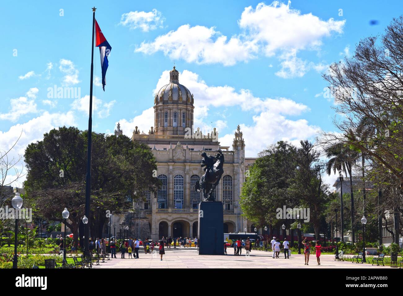 La Havane, CUBA NOVEMBRE, 2019:Parque Central Park avec palmiers, statue de José Marti, drapeau national de Cuba et Gran Teatro de la Habana Grand Le Banque D'Images