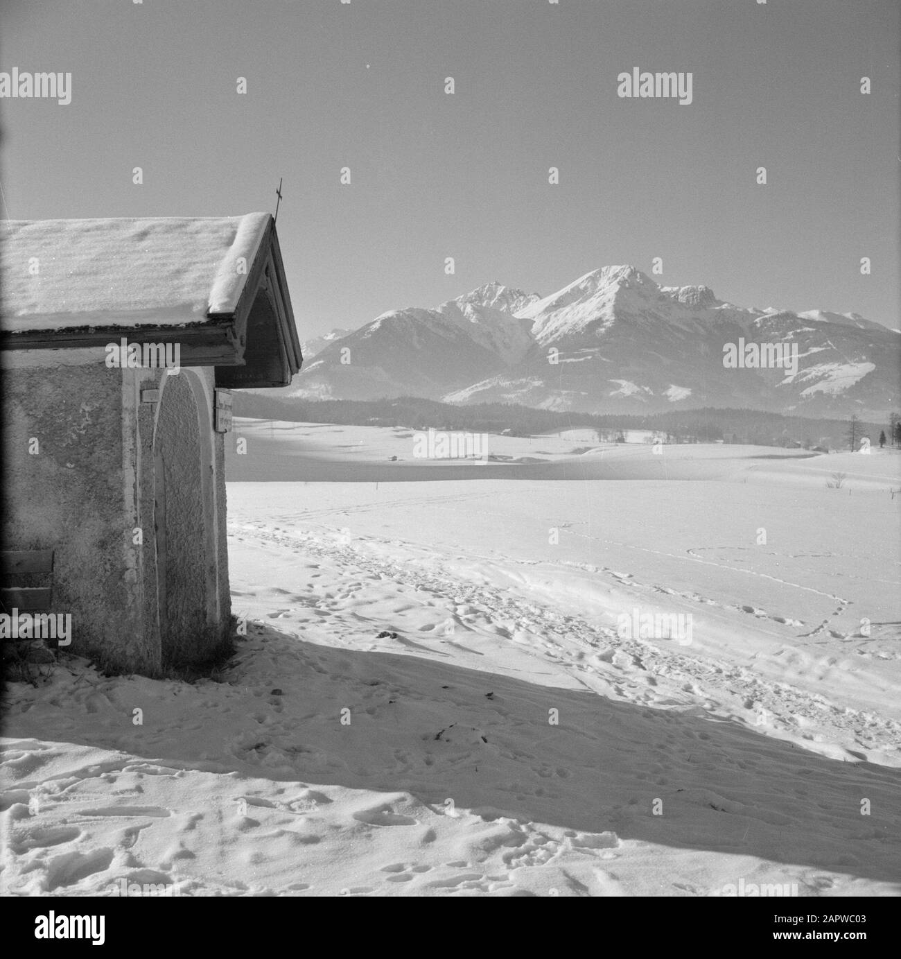 Hiver au Tirol Lemmenhofkapel sur le Paschberg dans la neige Date: Janvier 1960 lieu: Lance, Autriche, Tyrol mots clés: Montagnes, chapelles, paysages, neige, hiver Banque D'Images