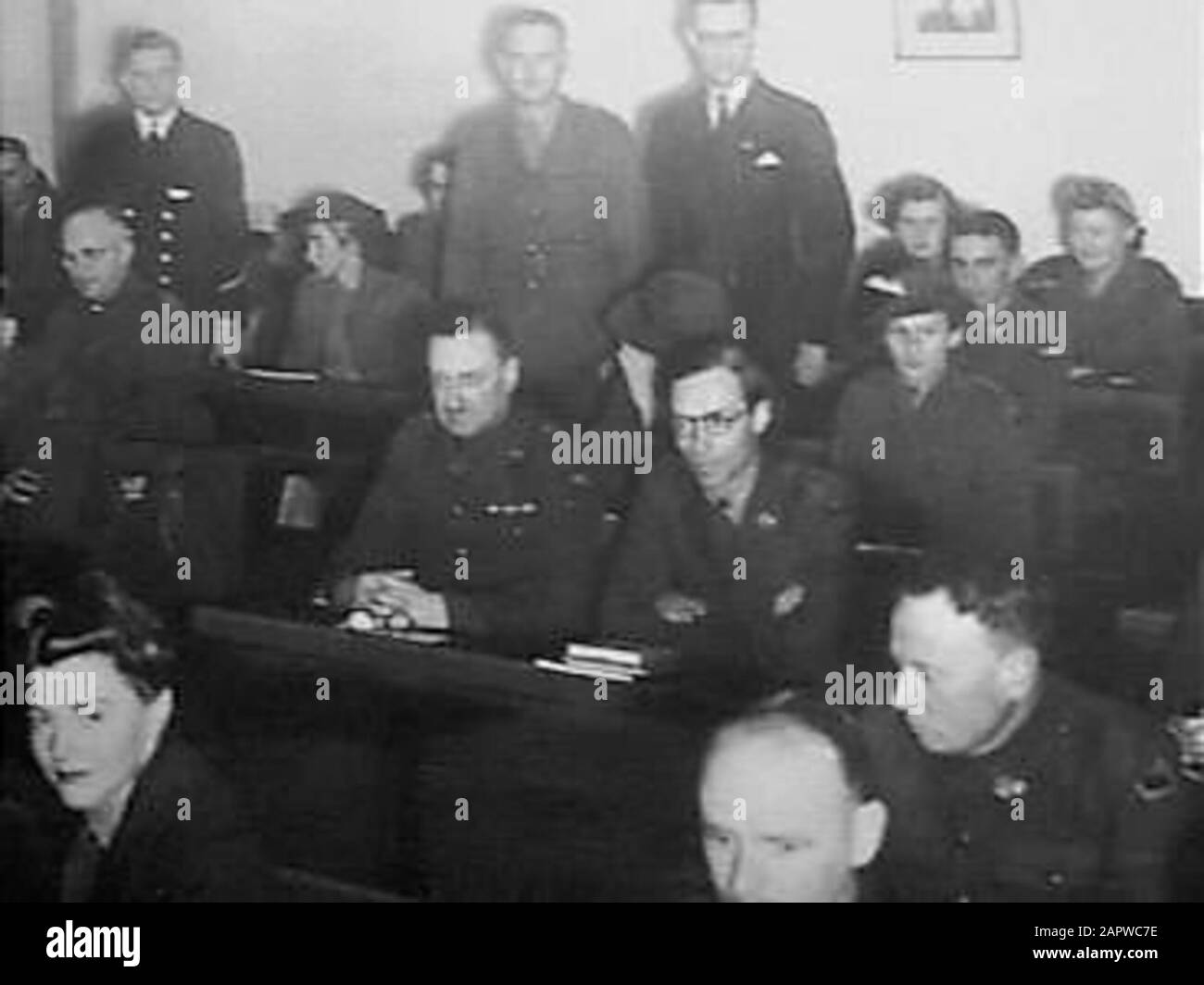 Cours de langue néerlandaise et malais en Australie. Le Service d'information du gouvernement indien néerlandais (NIGIS) a organisé des cours gratuits pour les Australiens qui voulaient apprendre le néerlandais et le malais. Deux classes, composées de 54 élèves, soldats et colonels, participent Date : {1942-1945} lieu : Australie mots clés : élèves, éducation, langues, seconde Guerre mondiale Banque D'Images