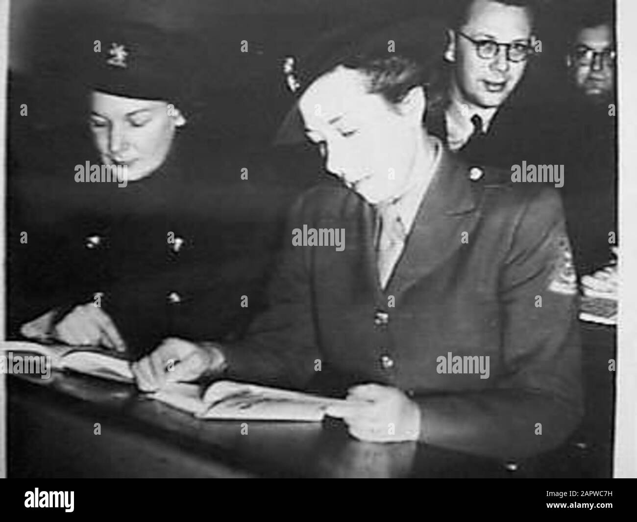 Cours de langue néerlandaise et malais en Australie. Le Service d'information du gouvernement indien néerlandais (NIGIS) a organisé des cours gratuits pour les Australiens qui voulaient apprendre le néerlandais et le malais. Deux classes, composées de 54 élèves, soldats et colonels, participent Date : {1942-1945} lieu : Australie mots clés : élèves, éducation, langues, seconde Guerre mondiale Banque D'Images