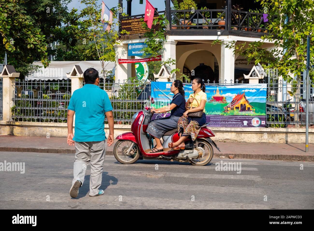 Trafic matinal à l'intersection de Kitsalat Road et Chaofa Num Road, Luang Prabang, Laos. Banque D'Images