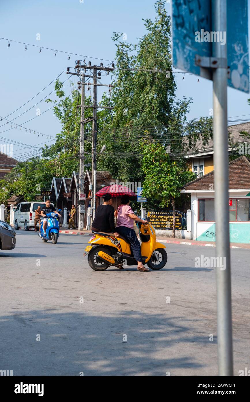 Trafic matinal à l'intersection de Kitsalat Road et Chaofa Num Road, Luang Prabang, Laos. Banque D'Images