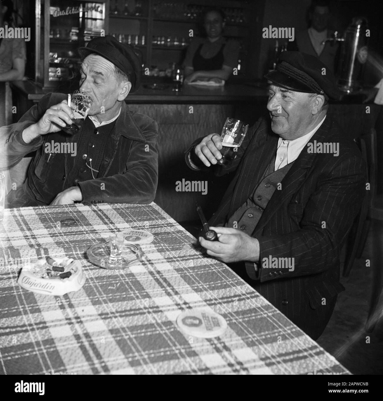 Rhin navigation, reportage sur la vie et le travail à bord d'un bateau du Rhin Sheds dans le café Zum Anker à Breisach Date: 1 avril 1955 lieu: Breisach, Allemagne, Allemagne de l'Ouest mots clés: Cafés, pilotage Banque D'Images
