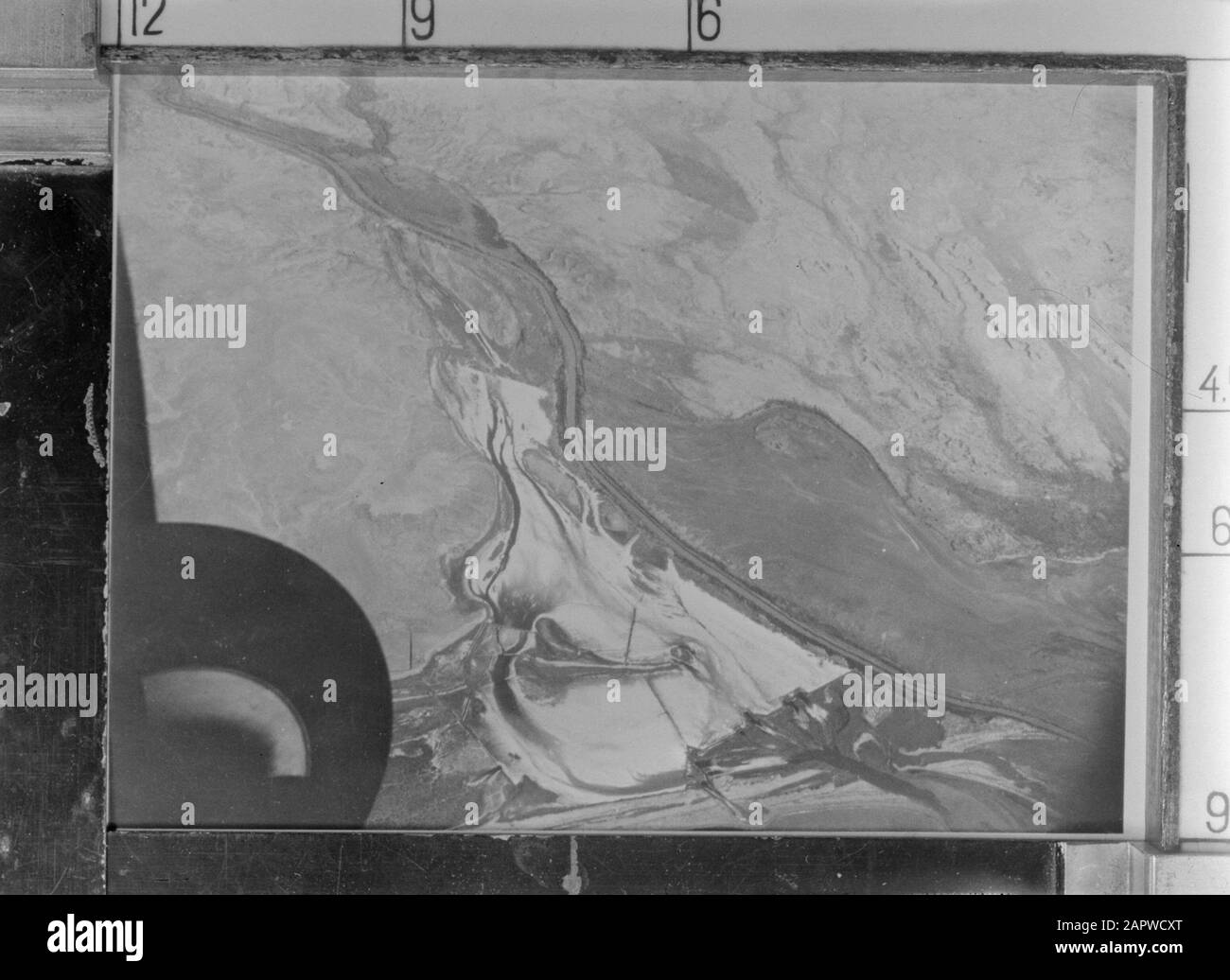 Moyen-Orient 1950-1955 : photo aérienne de Jordanie d'un système fluvial dans un désert. Roue d'avion sur la base Date: 1950 lieu: Jordanie mots clés: Photographies aériennes, rivières, vol Banque D'Images