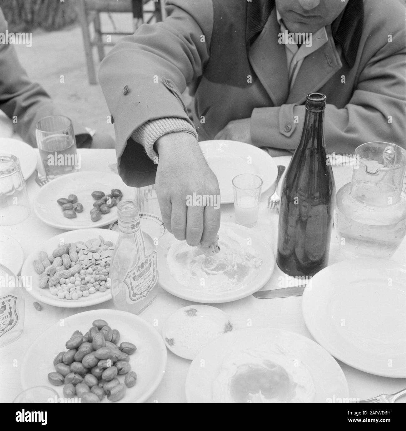 Moyen-Orient 1950-1955 : Déjeuner au Liban avec le plat Meze Date : 1950 lieu : Beyrouth, Liban mots clés : repas Banque D'Images