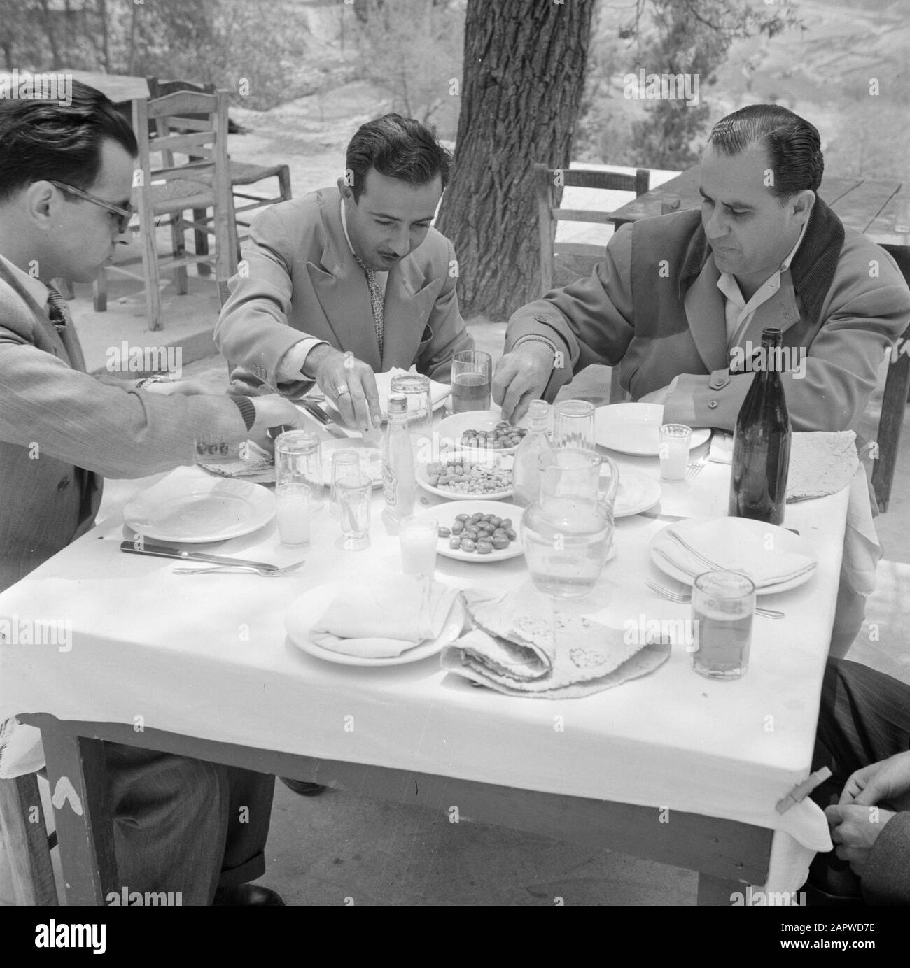 Moyen-Orient 1950-1955 : Déjeuner au Liban avec le plat Meze Date : 1950 lieu : Beyrouth, Liban mots clés : repas Banque D'Images
