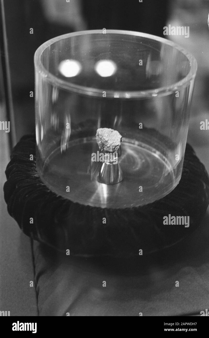 Moonstone en vitrine du bijoutier Citroën à Kalverstraat à Amsterdam Date: 20 décembre 1972 lieu: Amsterdam, Noord-Holland mots clés: Fenêtres de magasins, moonstones Banque D'Images