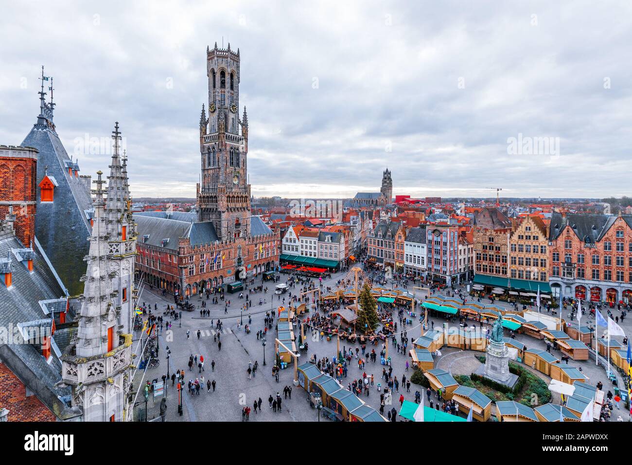 Paysage urbain et place principale à Bruges (Belgique), tour Belfry Banque D'Images