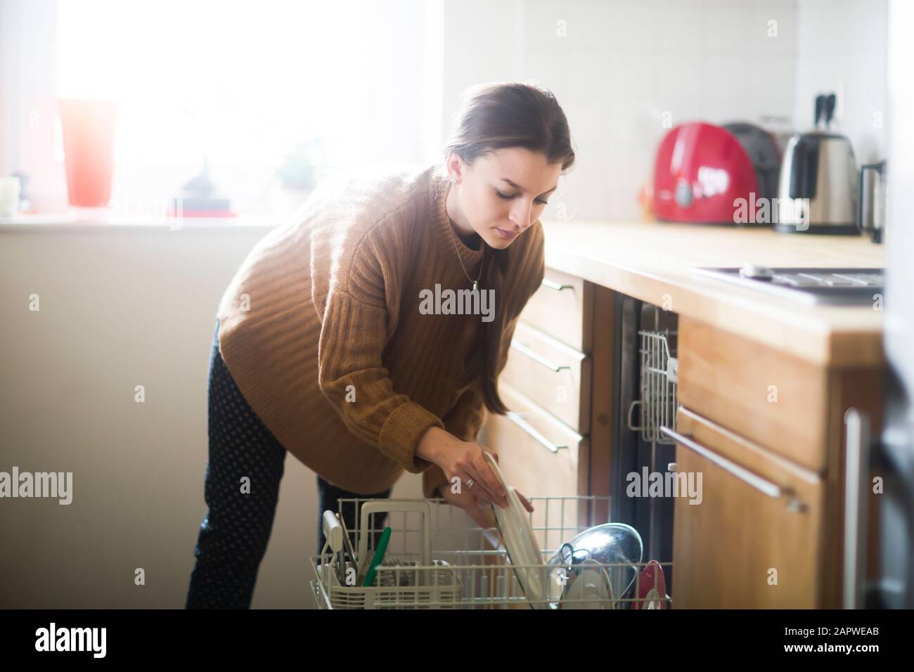 jeune femme faisant du travail à la maison dans la cuisine Banque D'Images