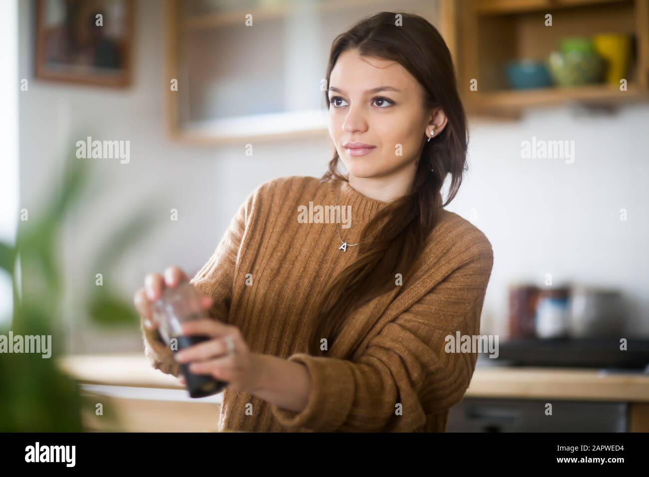 une jeune femme cuisine dans la cuisine Banque D'Images