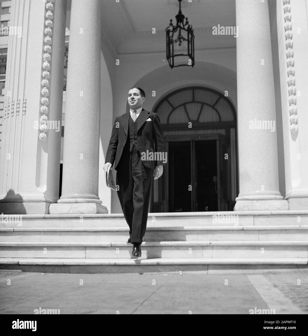 Mariage Man quitte l'entrée majestueuse d'un bâtiment néoclassique Date: 10 mai 1932 lieu: France mots clés: Architecture, fêtes, invités, piliers, portails, portraits, escaliers, éclairage Banque D'Images