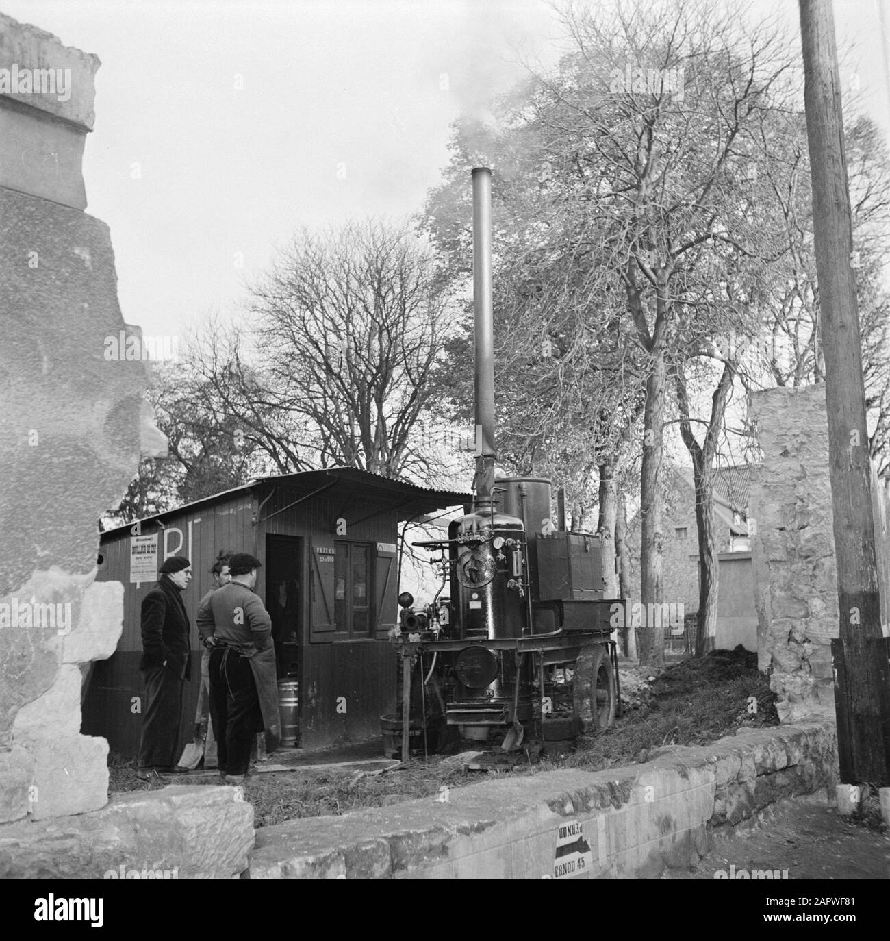 Distillator in the open air Men at a Distillery kettle Date: 1950 lieu: France, Paris mots clés: Alcool, distilleries, hommes, moteurs à vapeur Banque D'Images