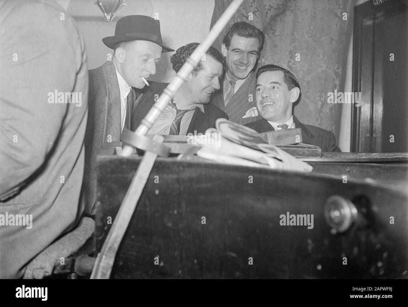 Reportage Londres hommes derrière une aile dans un pub Date: 1937 lieu: Angleterre, Londres mots clés: Hospitalité, musique Banque D'Images