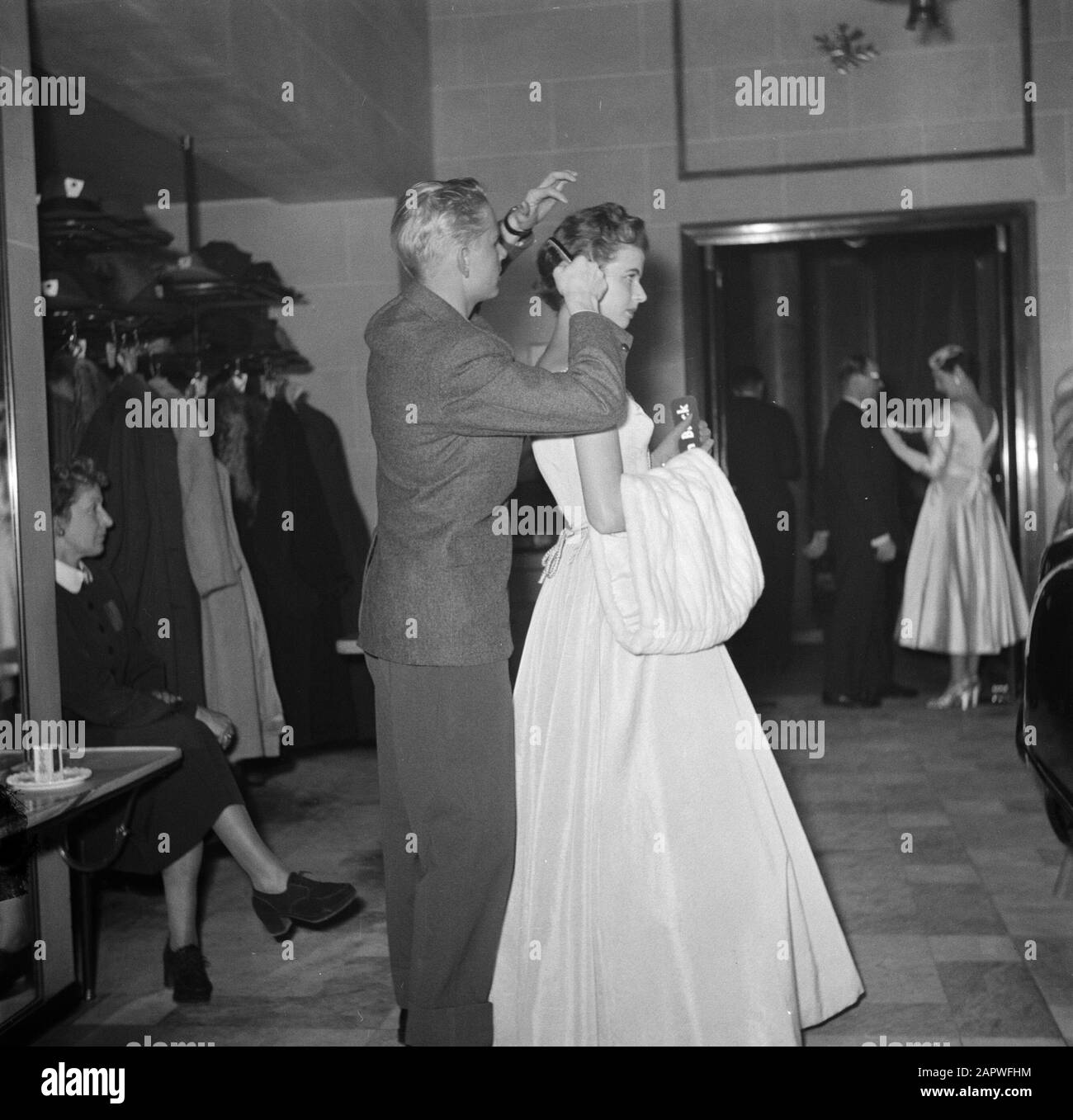Restaurant Wivex situé dans le bâtiment de façade de Tivoli Park Mannequins sont coupés pour un défilé de mode lors d'un spectacle de voiture au restaurant Wivex Date: Mars 1954 lieu: Danemark, Copenhague mots clés: Voitures, fourrure, modèles de photo, robes, coiffeurs, coiffures, vêtements, mode, public, restaurants, expositions Nom de l'institution: Wivex Banque D'Images