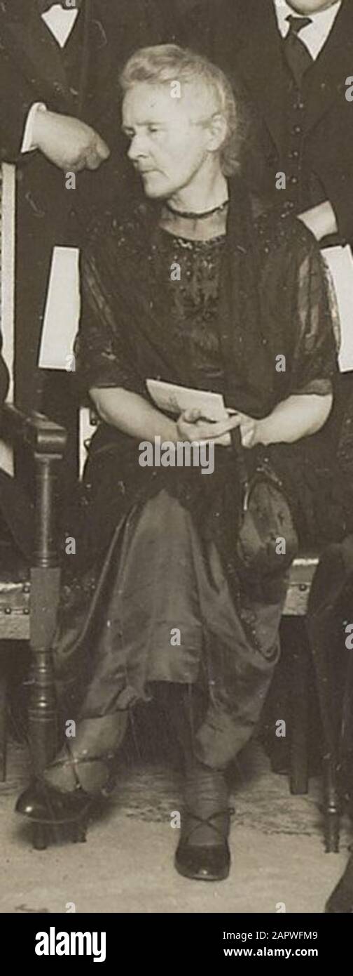 Maria Salomea (Marie) Skłodowska-Curie (1867 — 1934). 11 Décembre 1925. L'honneur du professeur Lorentz à son doctorat d'or (son doctorat était à Leiden en 1875 sur la thèse Sur la théorie de la réflexion et de la réfraction de la lumière) avec 52 des 54 invités du dîner. De gauche à droite (identification réalisée grâce à la p. 67 dans Frits Berends: Histoires autour d'une photo. Le doctorat d'or de Lorentz : un hommage sans prééminence, Koninklijke Hollandsche Maatschappij der Sciences, Haarlem, z.a., dont les chiffres sont énumérés avec les personnes: https://www.khmw.nl/wp-content/uploads/verhalen rond een foto. Banque D'Images