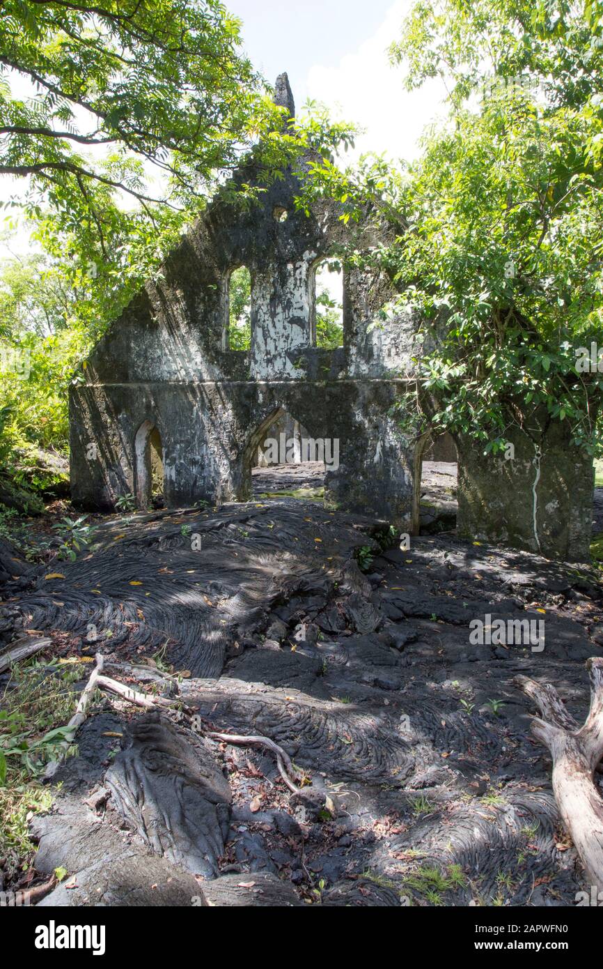 Ruines de temple religieux consommé par l'éruption volcanique, Savai'i Banque D'Images