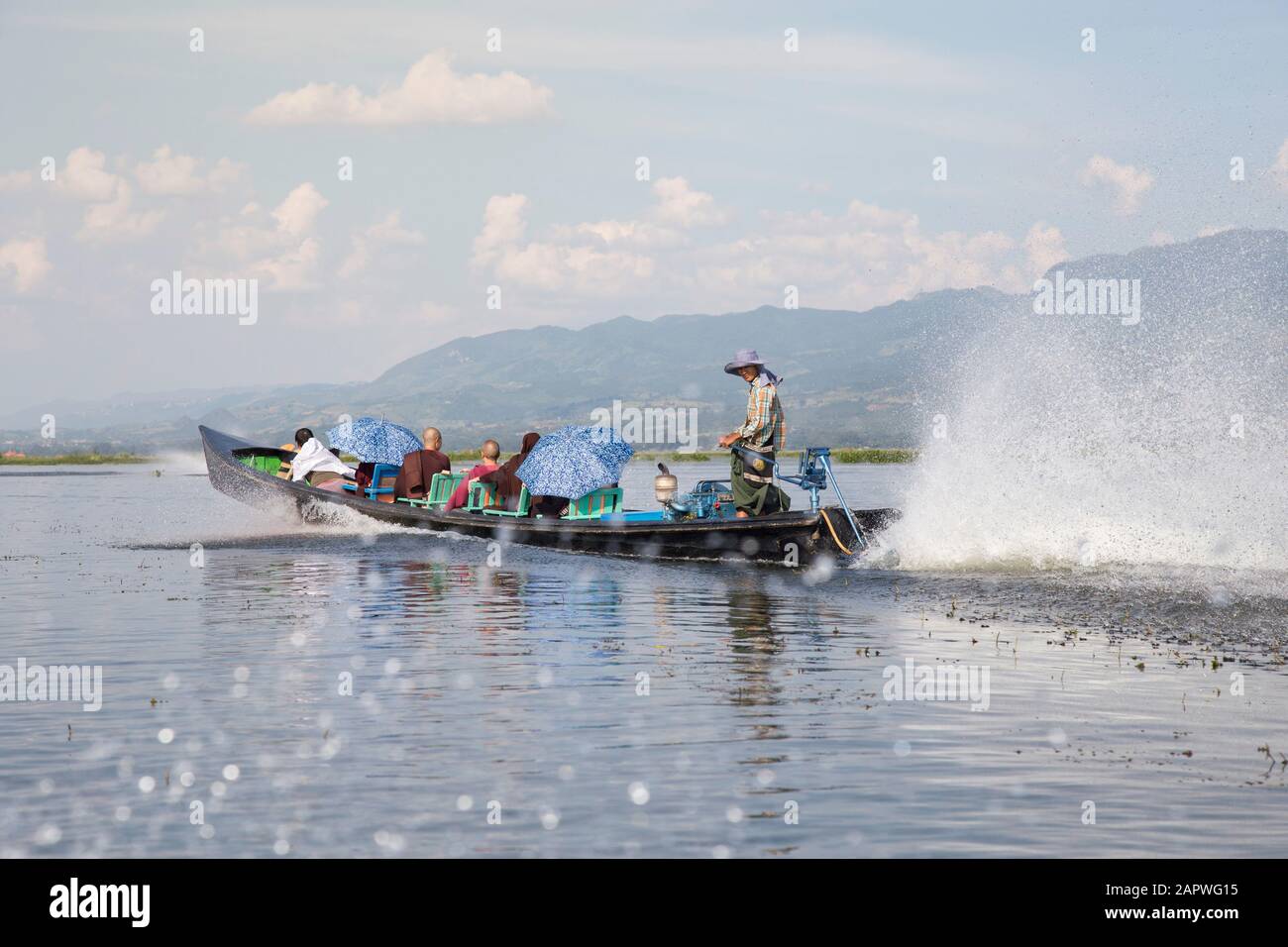 Bateau rapide qui éclabousse de l'eau sous le ciel ensoleillé dans le lac Inle, Myanmar Banque D'Images
