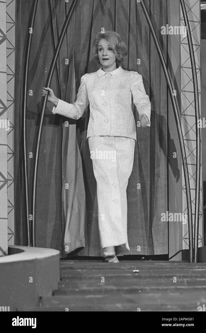 Grand Gala du Disque Populaire au Kurhaus te Scheveningen. Marlene Dietrich. Allemand : Marlene Dietrich au Grand Gala du Disque Populaire 1963 au Kurhaus Scheveningen. Banque D'Images