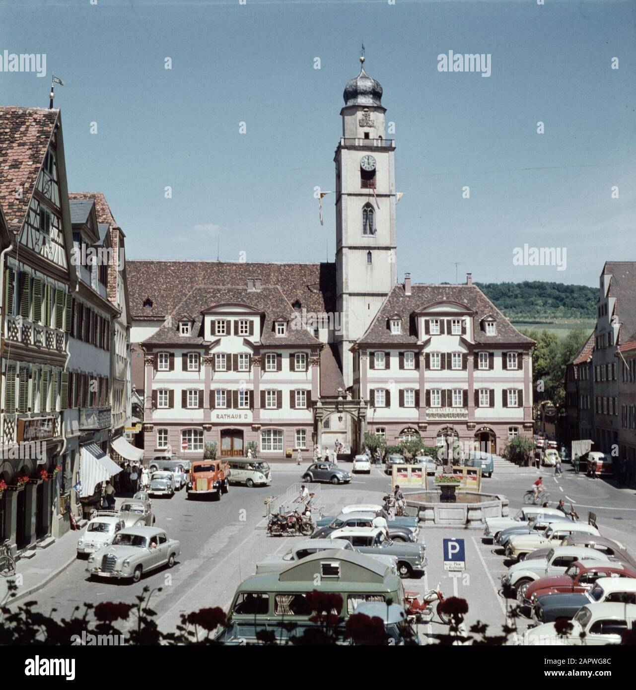 Hohenloher Land Market Square avec les maisons jumelles et la tour de la St. Johanneskerk Date: 1960 lieu: Bad Mergentheim, Baden-Württemberg, Allemagne, Allemagne de l'Ouest mots clés: Voitures, fontaines, bâtiments d'église, paysages urbains, tours, maisons Banque D'Images