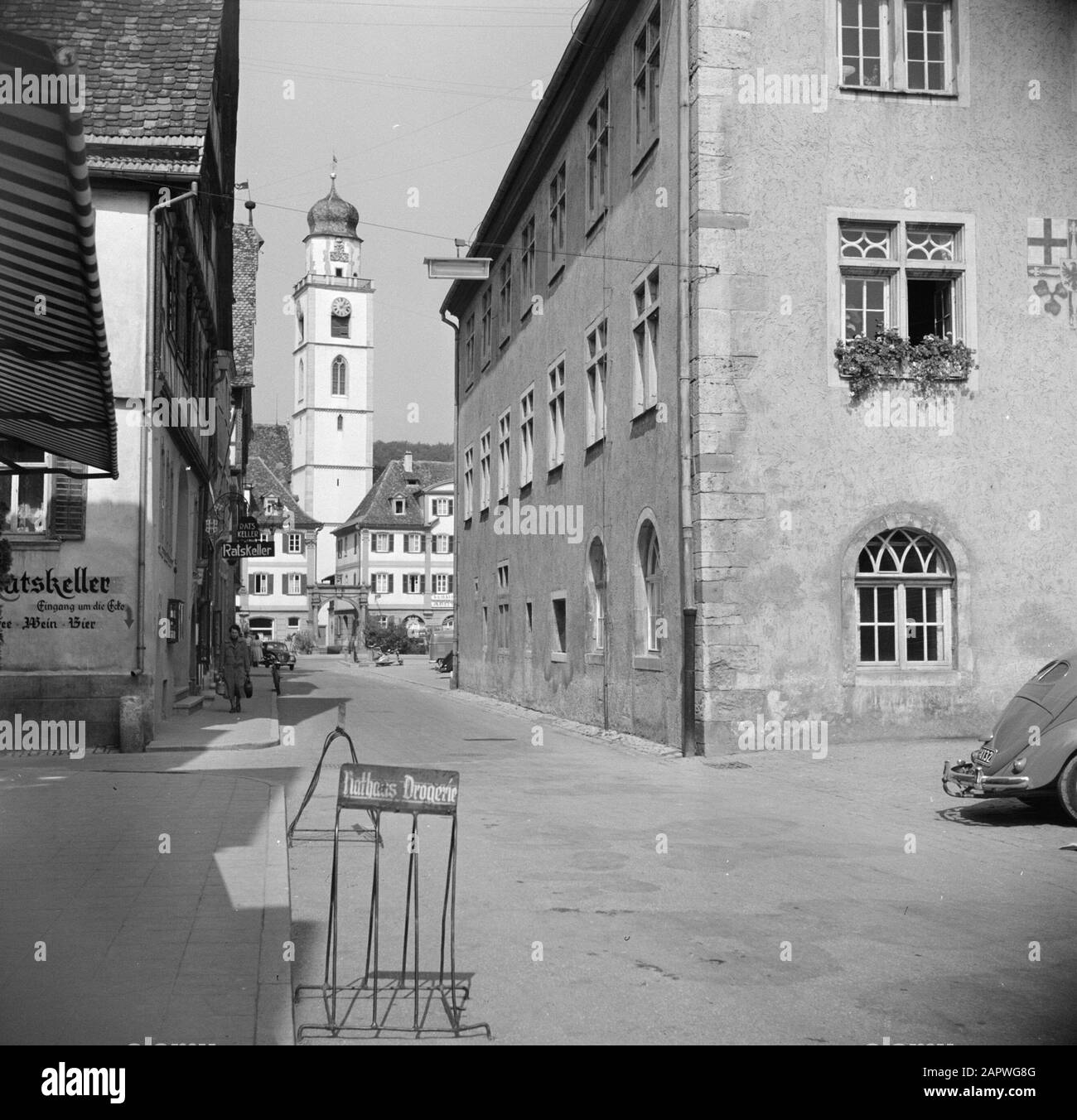 Hohenloher Land Market Square avec l'Hôtel de ville et un regard sur la tour de la St. Johanneskerk Date: Septembre 1953 lieu: Bad Mergentheim, Baden-Württemberg, Allemagne, Allemagne de l'Ouest mots clés: Bâtiments de l'Église, paysages urbains, tours, habitations Banque D'Images