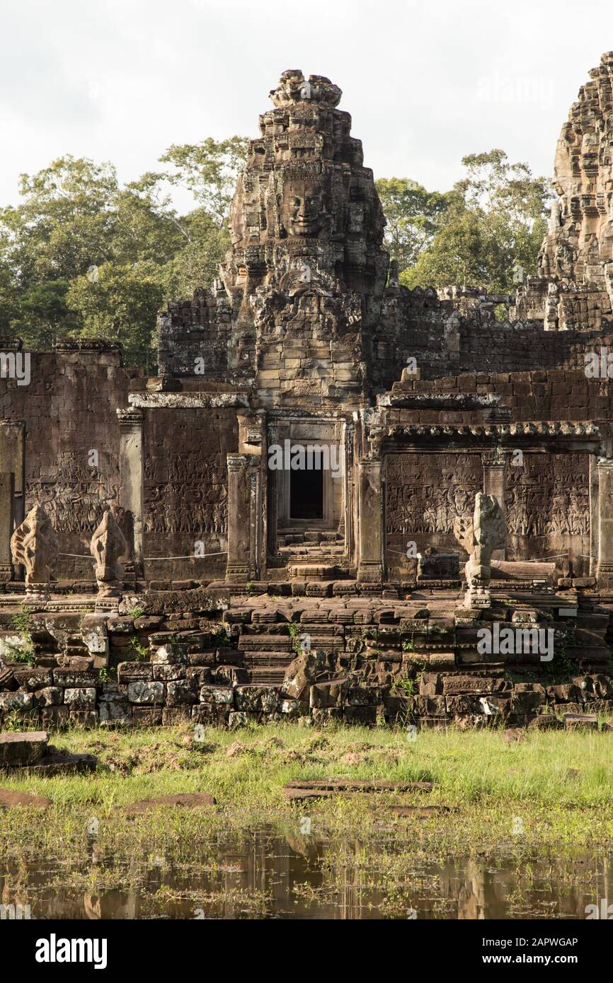 Face sculptée sur la tour du temple Bayon au coucher du soleil, Angkor, Siem Reap Banque D'Images