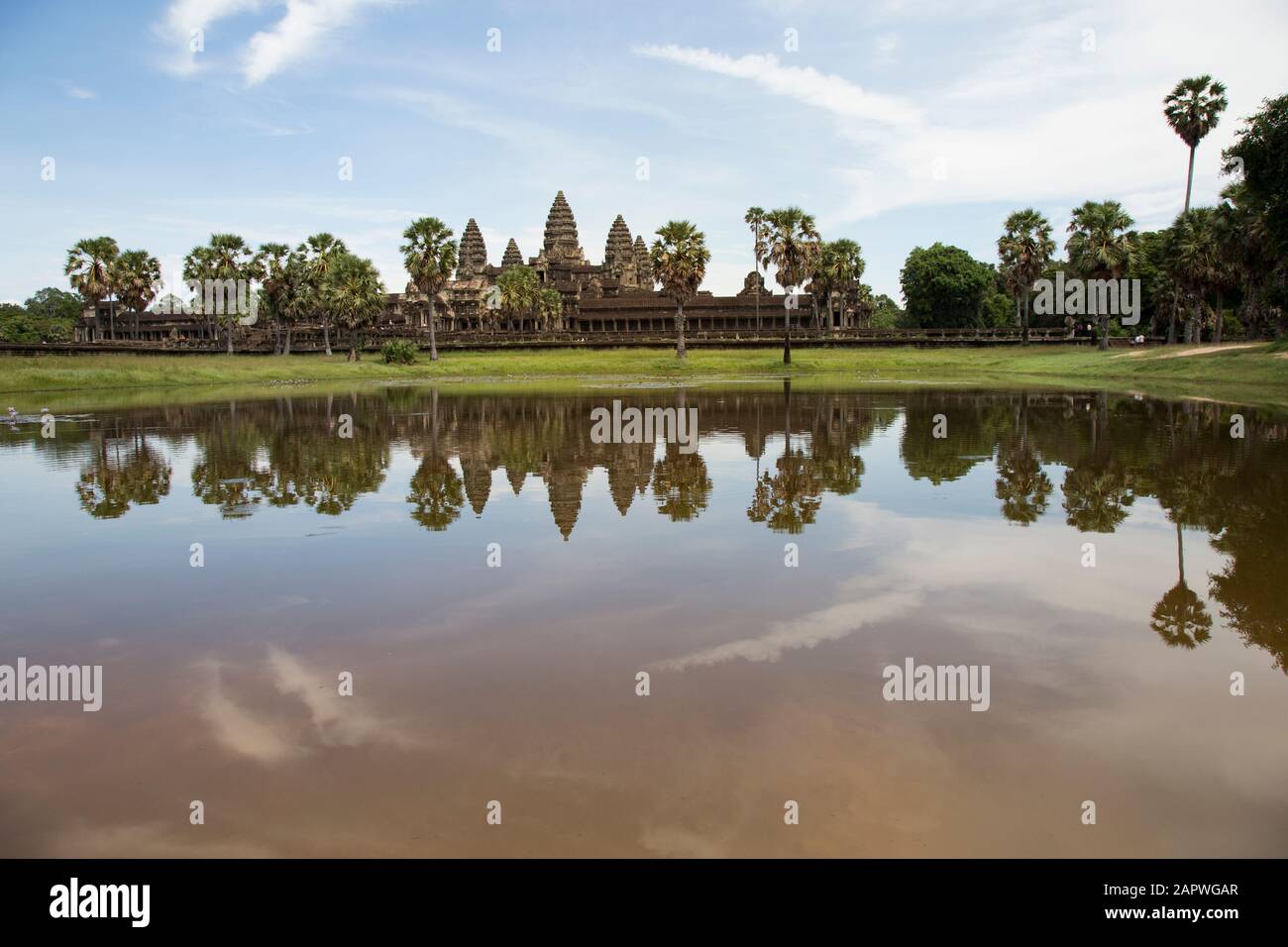 Reflet aquatique du temple emblématique d'Angkor wat pendant la journée ensoleillée Banque D'Images