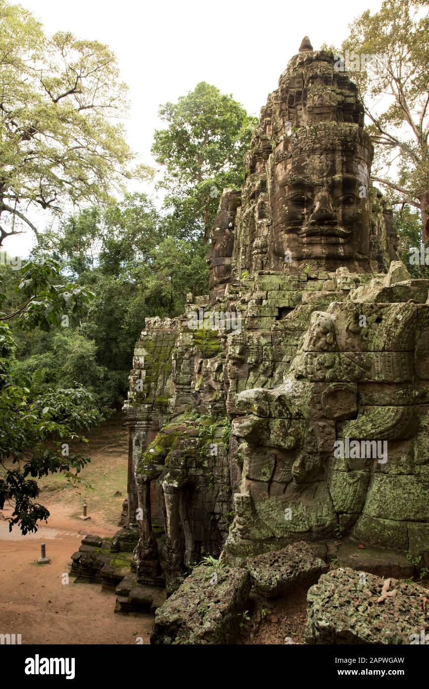 Visage humain sculpté sur la porte ancienne d'Angkor Banque D'Images