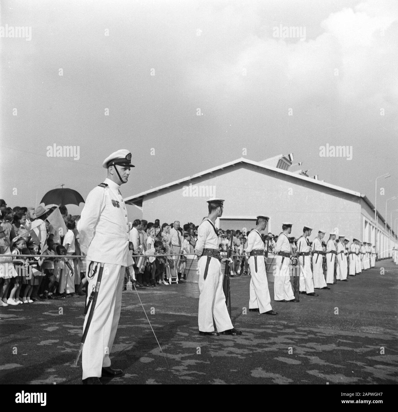 Antilles néerlandaises et Suriname au moment de la visite royale de la Reine Juliana et du Prince Bernhard en 1955 Marins dans le port de Willemstad en attendant l'arrivée de HM Cruiser Le Ruyter Date: 18 octobre 1955 lieu: Curaçao, Antilles néerlandaises, Willemstad mots clés: Visites royales, marins Banque D'Images