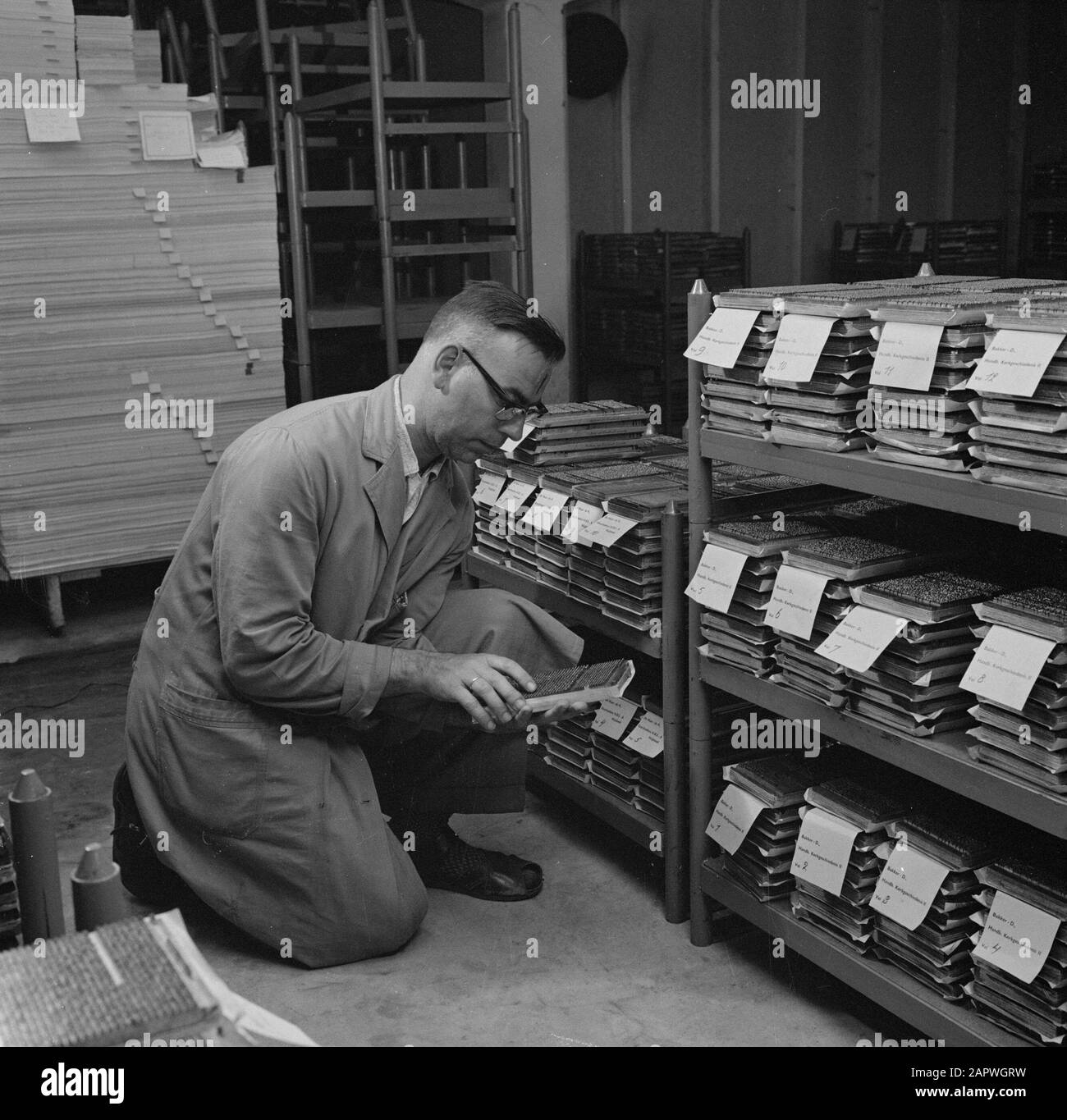 Reportage Éditeur Wolters, Groningue employé dans le stock de produits imprimés Date: Août 1965 lieu: Groningue (ville) mots clés: Impression, entrepôts, éditeurs Nom de l'institution: J B. Wolters Banque D'Images
