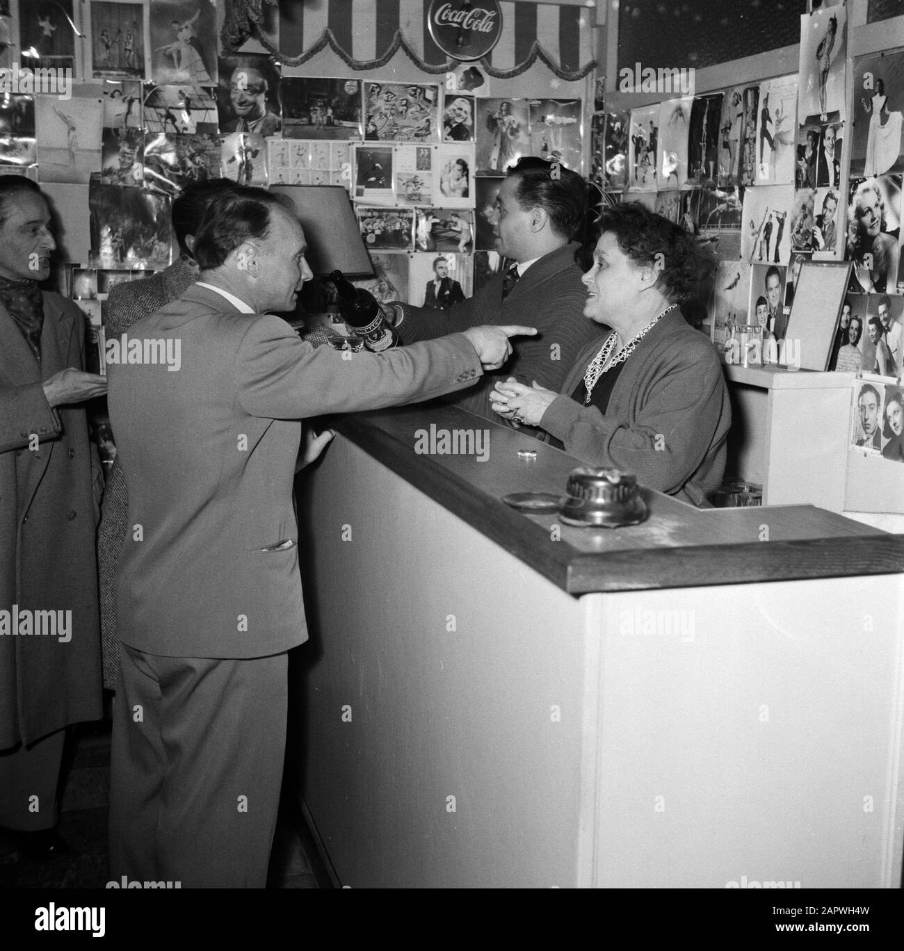 Acrobat School Carletti à Montmartre, Paris Master Carletti et sa mère derrière le bar scolaire. Sur les murs pendent des photos de célébrités du monde du cirque Date: 1936 lieu: France, Paris mots clés: Cafés, photos, intérieurs, écoles Nom du personnage: Carletti, Hillios Banque D'Images