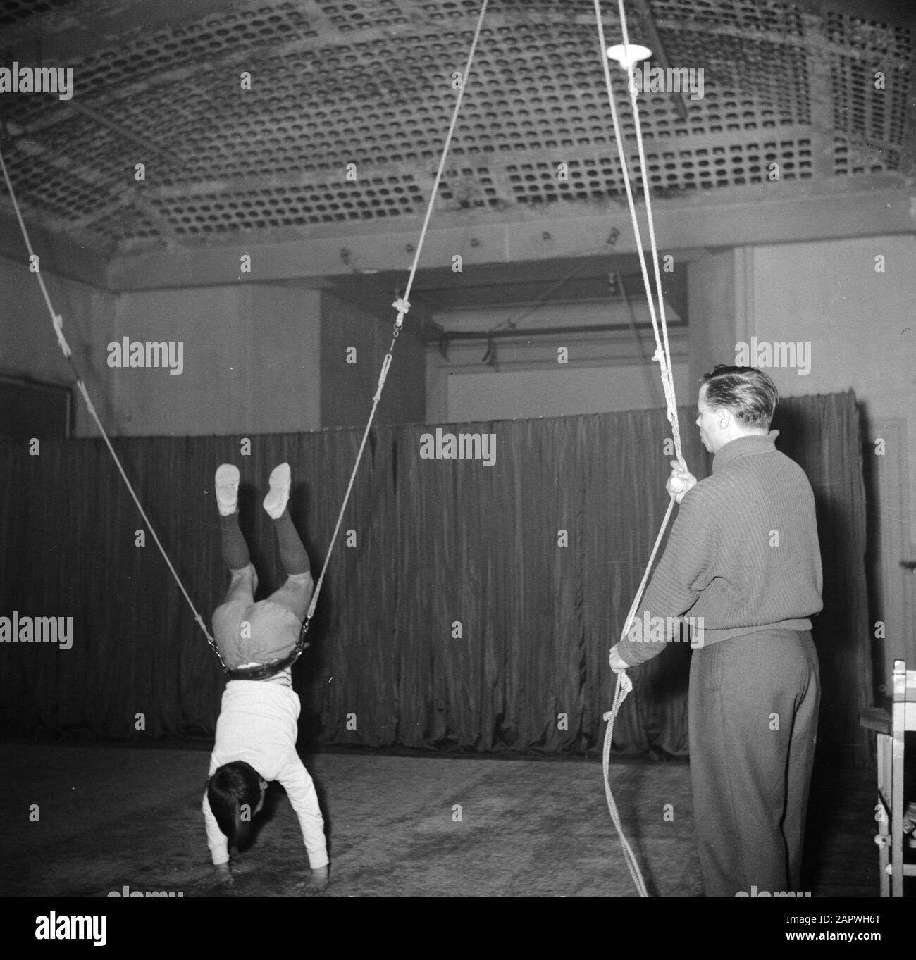 Acrobat School Carletti à Montmartre, Paris Master Carletti exercices avec un jeune étudiant Date: Non daté lieu: France, Paris mots clés: Acrobatie, artistes, gymnastique, intérieur, enfants, élèves, écoles Nom personnel: Carletti, Hillios Banque D'Images