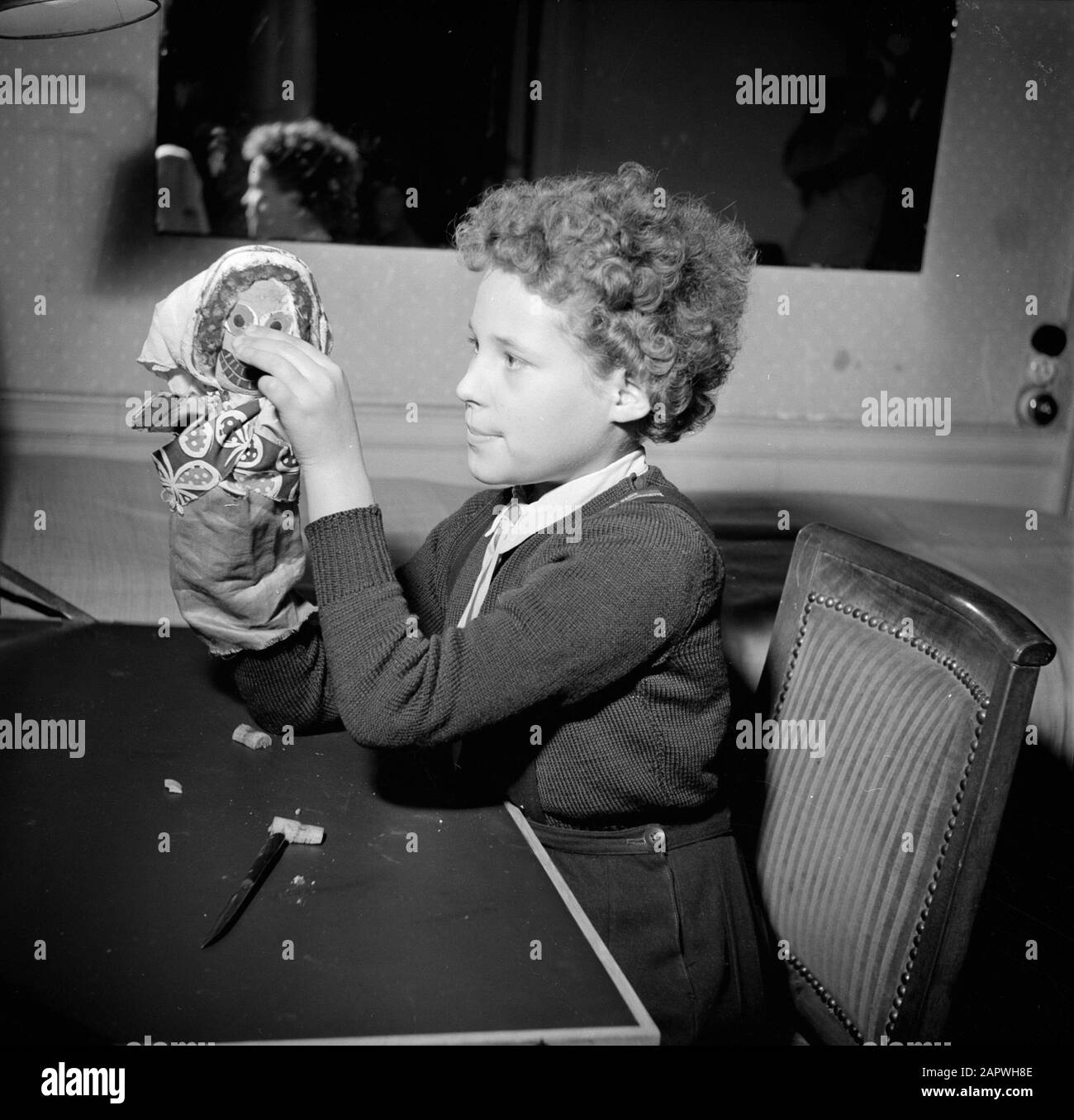 Résidents d'un immeuble d'appartements à Paris fille concevoir une poupée Date: 1950 lieu: France, Paris mots clés: Artisanat, filles, poupées, pièce Banque D'Images