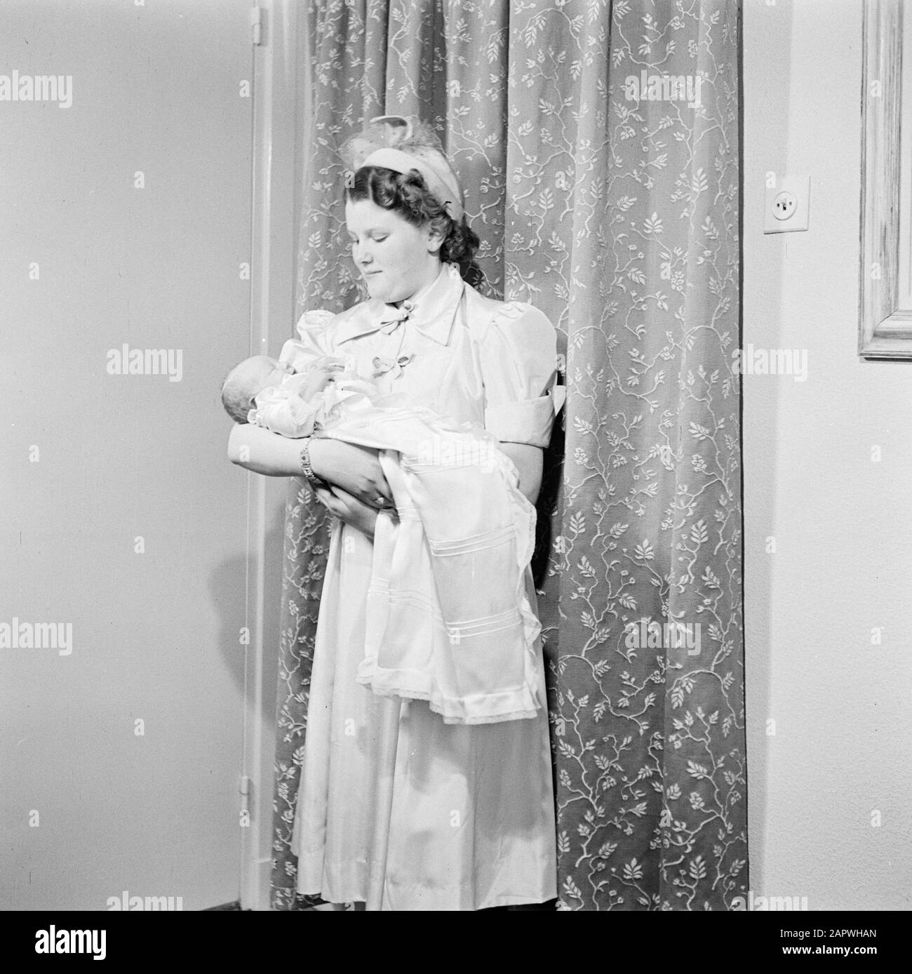 Naissance et baptême enfant couple Van Abbe-Hoffmann Girl garde bébé sur le  bras Annotation: Le bébé sur la photo est enfant de Marijke Hoffmann et  Albert van Abbe, l'un des directeurs de