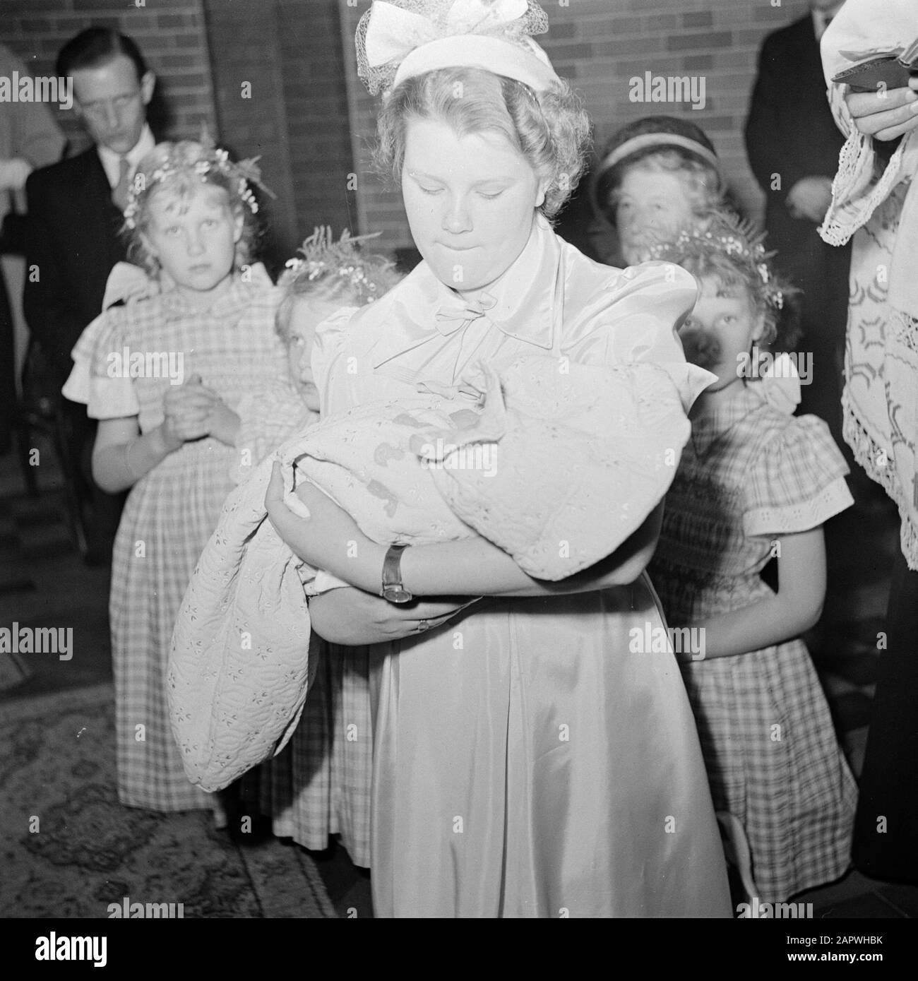 Naissance Et Bapteme Enfant Couple Van Abbe Hoffmann Girl Garde Bebe Sur Le Bras Annotation La Fille Dans La Photo Est Impliquee Dans Le Bapteme De L Un Des Enfants De Marijke Hoffmann Et