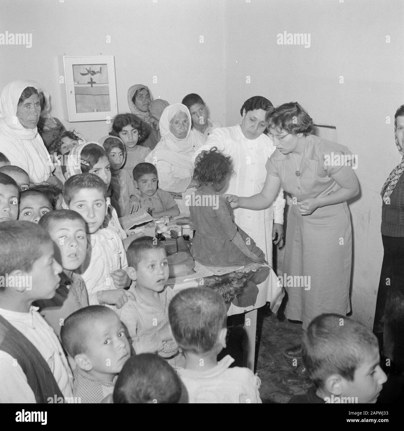 Moyen-Orient 1950-1955 : Liban Mlle Cl. Welcker examine la santé des enfants dans une école à Zaita Date: 1950 lieu: Liban, Zaita mots clés: Soins de santé, enfants, écoles Nom personnel: Welcker, cl. Banque D'Images