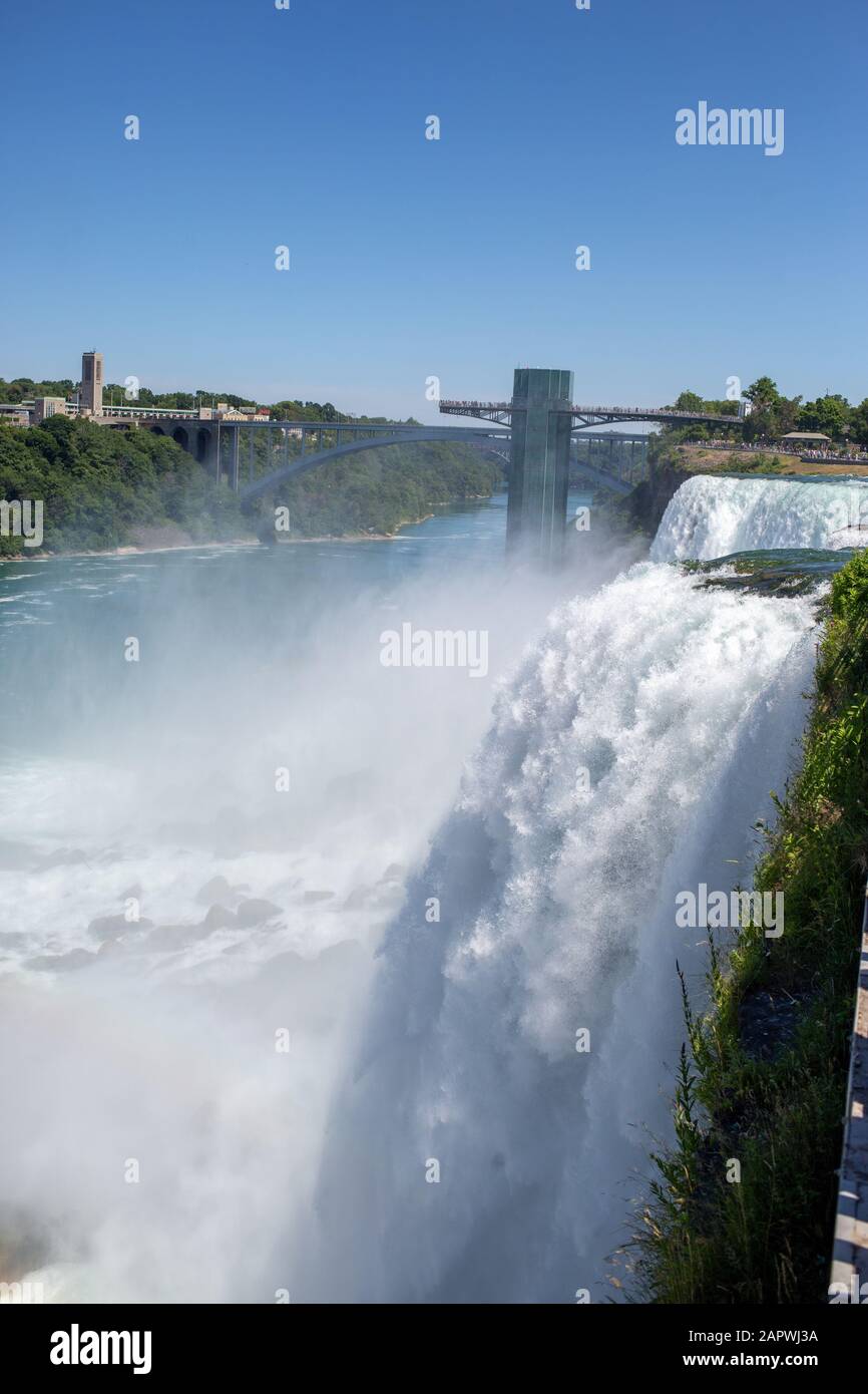 Prise de vue verticale à couper le souffle des chutes du Niagara dans le parc national de Niagara ÉTATS-UNIS Banque D'Images