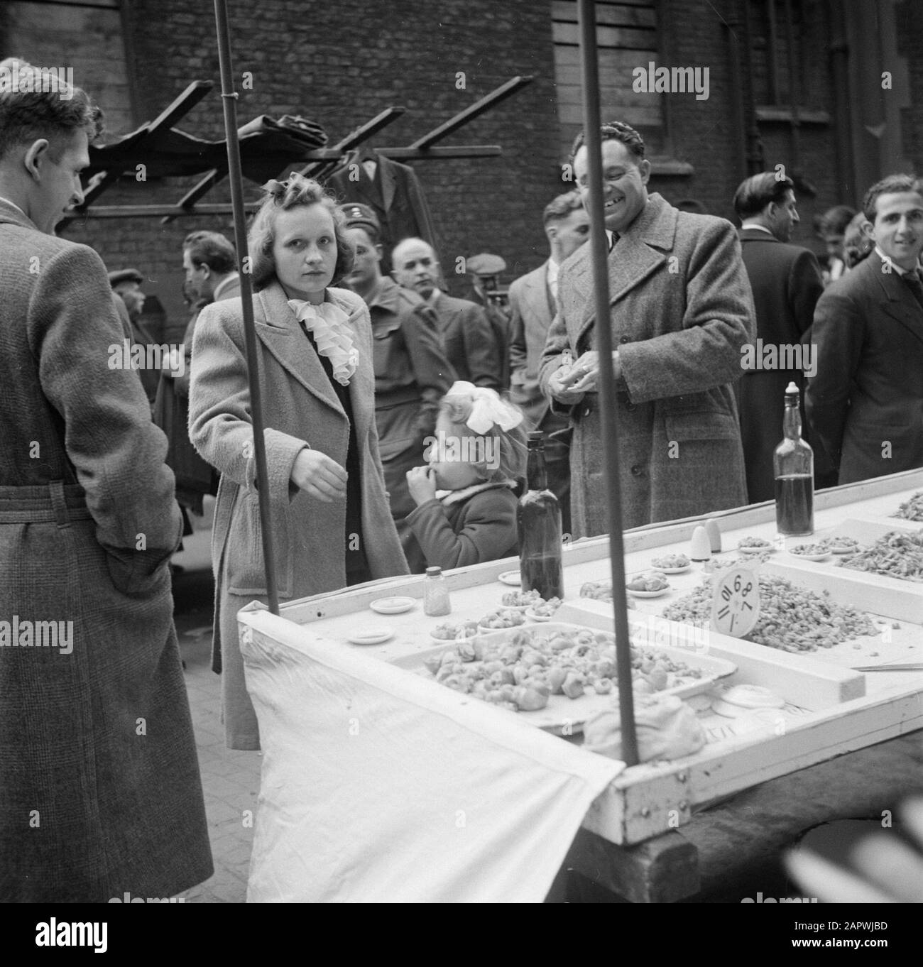 Marché à Petticoat Lane, Londres Personnes à un calage de bonbons Date: 1947 lieu: Angleterre, Londres mots clés: Marchés, bonbons Banque D'Images