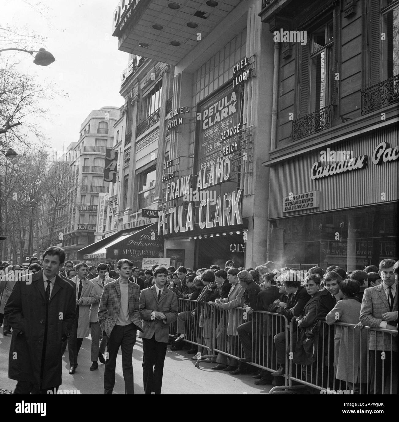 Pariser Bilder [La vie de rue de Paris] Foule devant le théâtre Olympia est en train d'acheter des billets pour un concert Rolling Stones Annotation: Les Rolling Stones donné les 16, 17 et 18 avril 1965 concerts à l'Olympia. Il n'est pas clair si la photo a été prise pendant la vente de billets, ou avant le début du spectacle (après-midi) Date: 1965 lieu: France, Paris mots clés: Foule, musique pop, images de rue, théâtres Banque D'Images