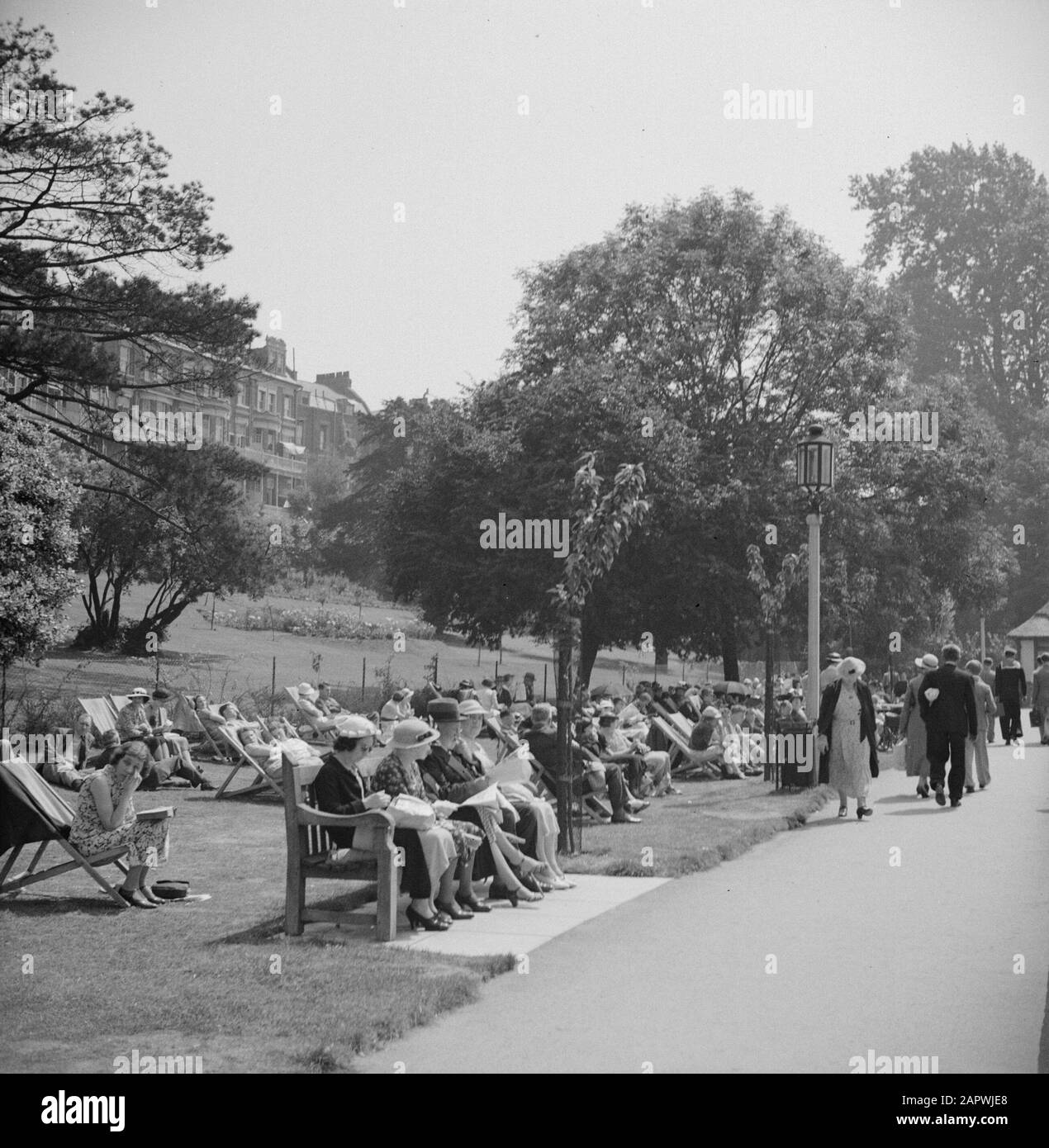 Les Gens de Bank Holiday restent le jour de leur congé le long des rives de la Tamise à Londres Richmond upon Thames Annotation: 'Bank Holiday' est le mot anglais pour un jour où les banques et les institutions publiques sont fermées et beaucoup de gens sont libres Date: 1947 lieu: Angleterre, Londres mots clés: Parcs Banque D'Images