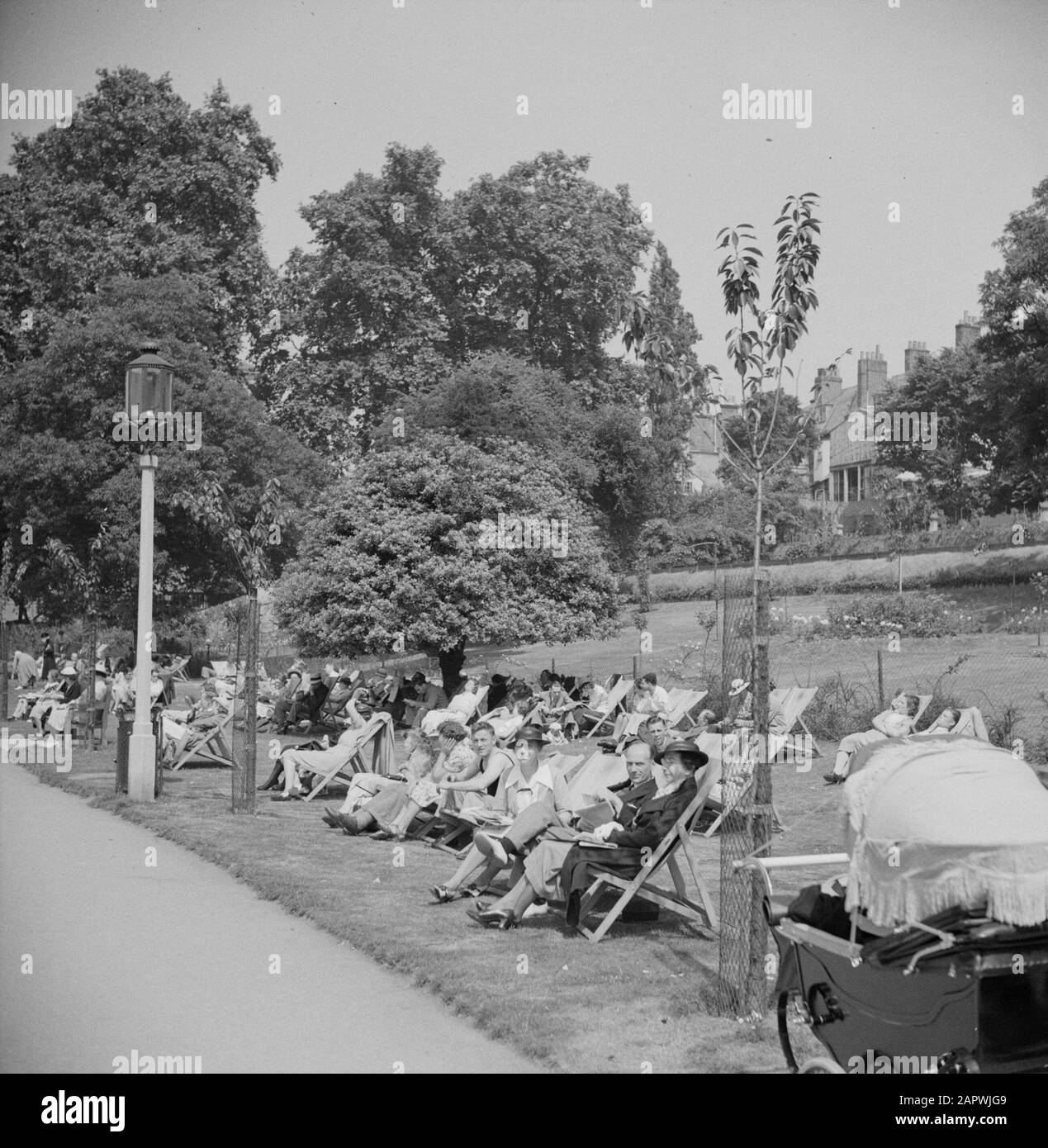 Les Gens de Bank Holiday restent le jour de leur congé le long des rives de la Tamise à Londres Richmond upon Thames Annotation: 'Bank Holiday' est le mot anglais pour un jour où les banques et les institutions publiques sont fermées et beaucoup de gens sont libres Date: 1947 lieu: Angleterre, Londres mots clés: Parcs Banque D'Images